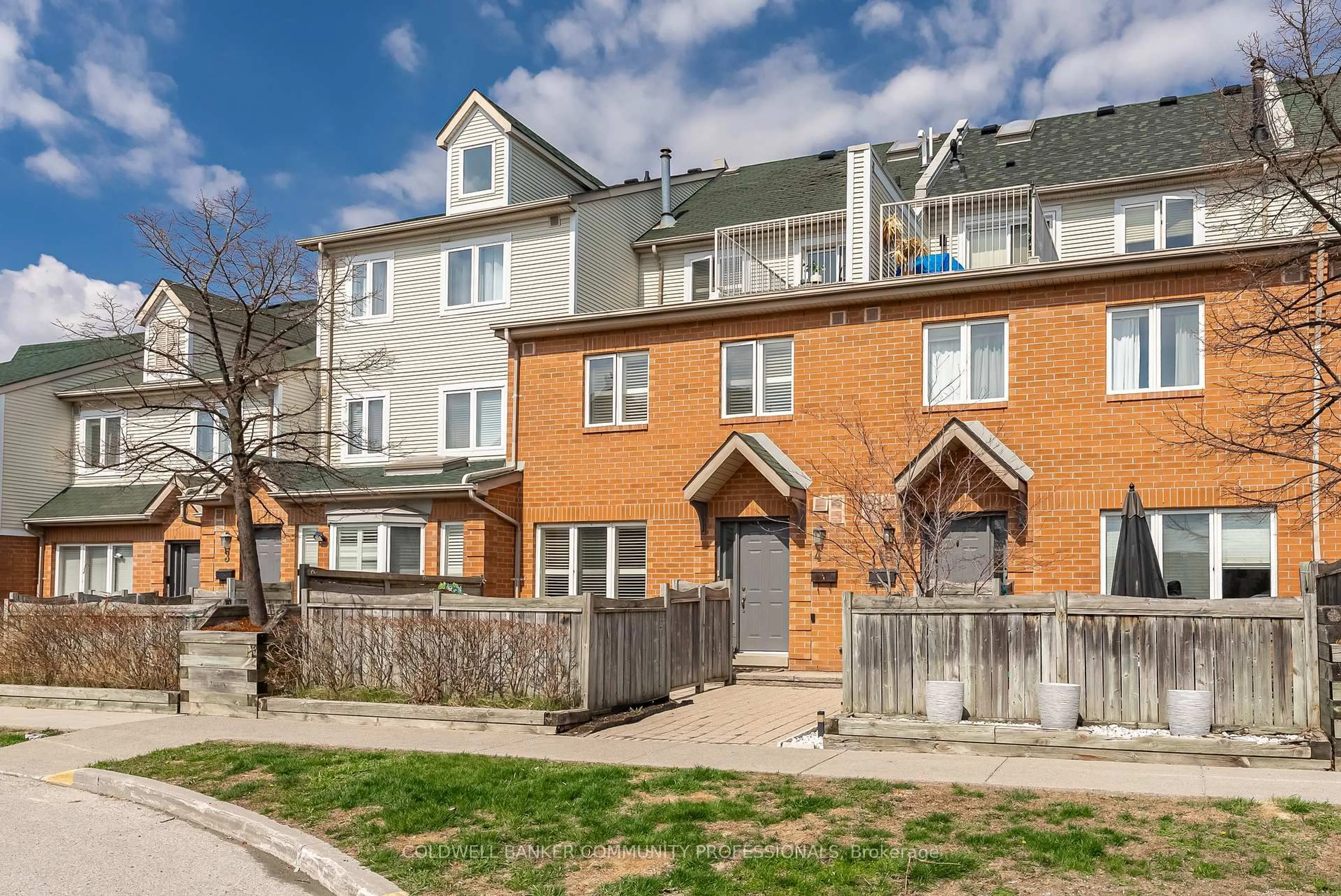 A pic from outside/outdoor area/front of a property/back of a property/a pic from drone, street for 1241 Parkwest Pl #4, Mississauga Ontario L5E 3J3