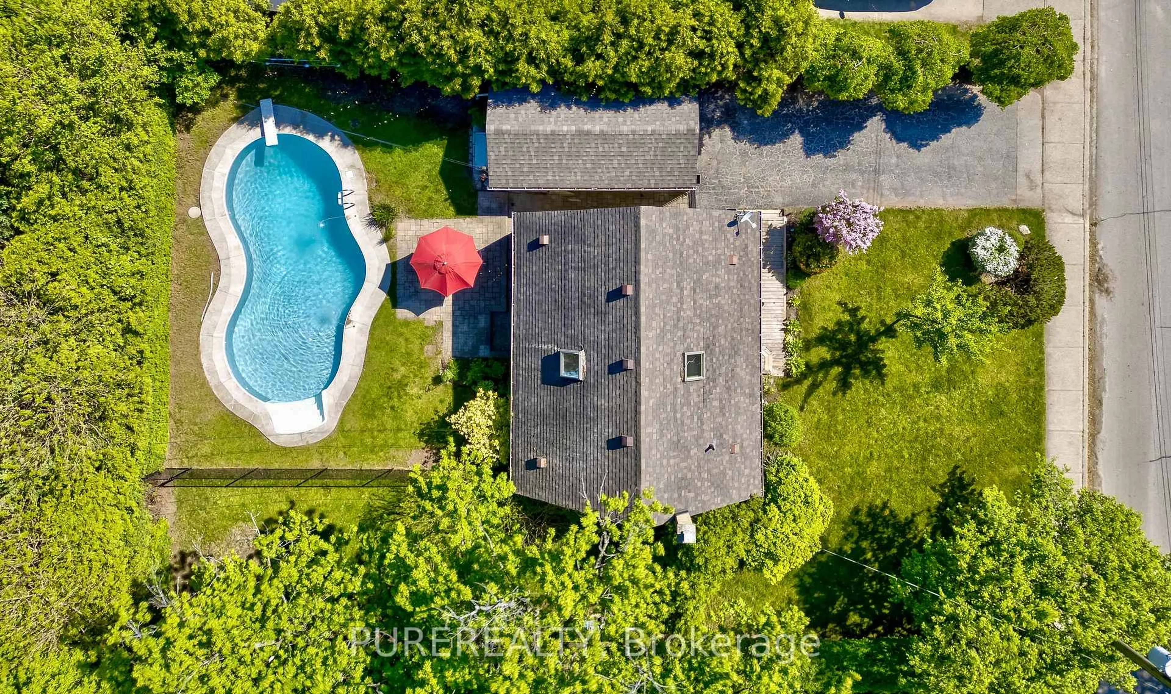 A pic from outside/outdoor area/front of a property/back of a property/a pic from drone, water/lake/river/ocean view for 2067 Maplewood Dr, Burlington Ontario L7R 2C6