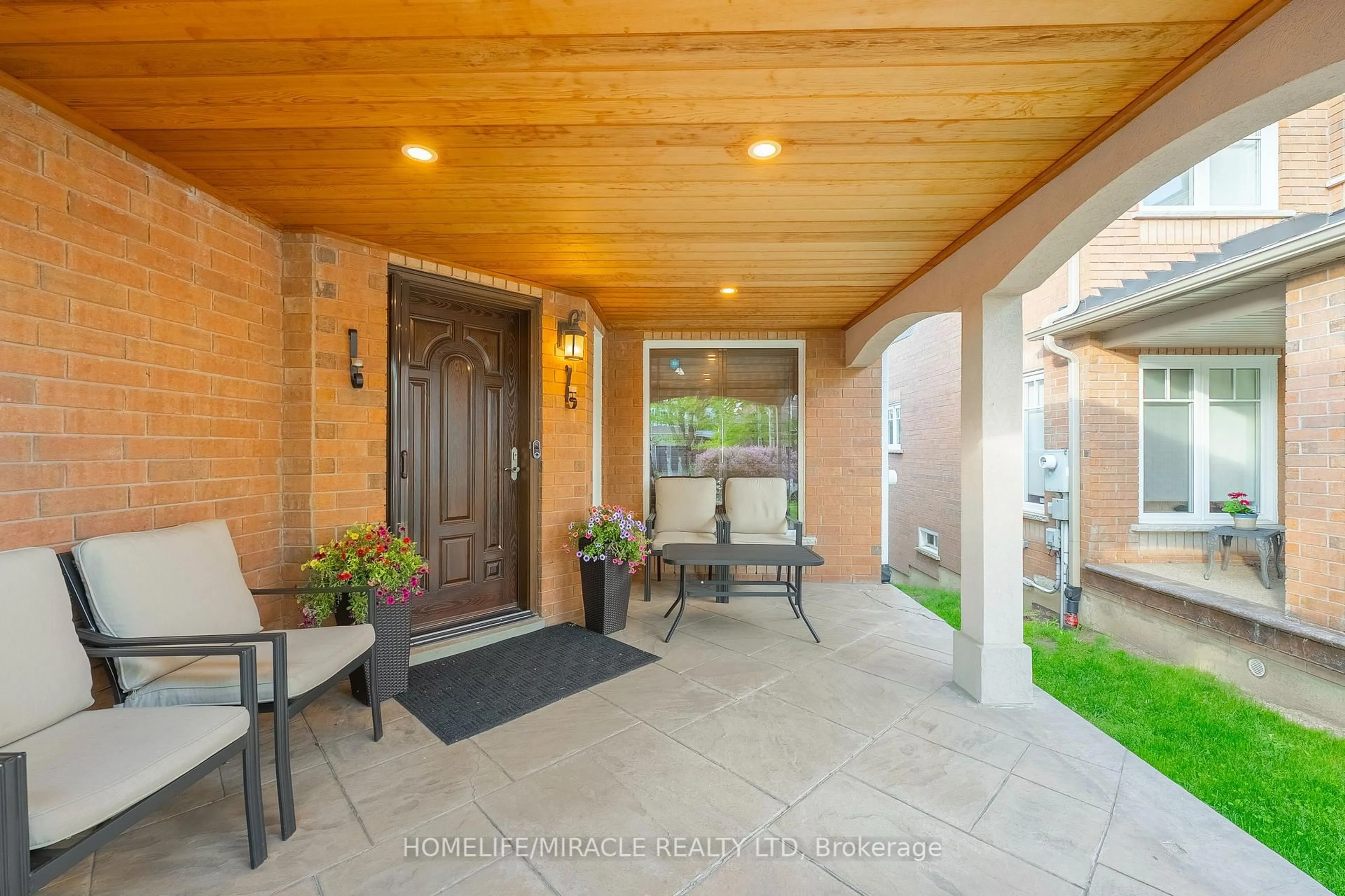 Indoor entryway for 74 Porchlight Rd, Brampton Ontario L6X 4S1