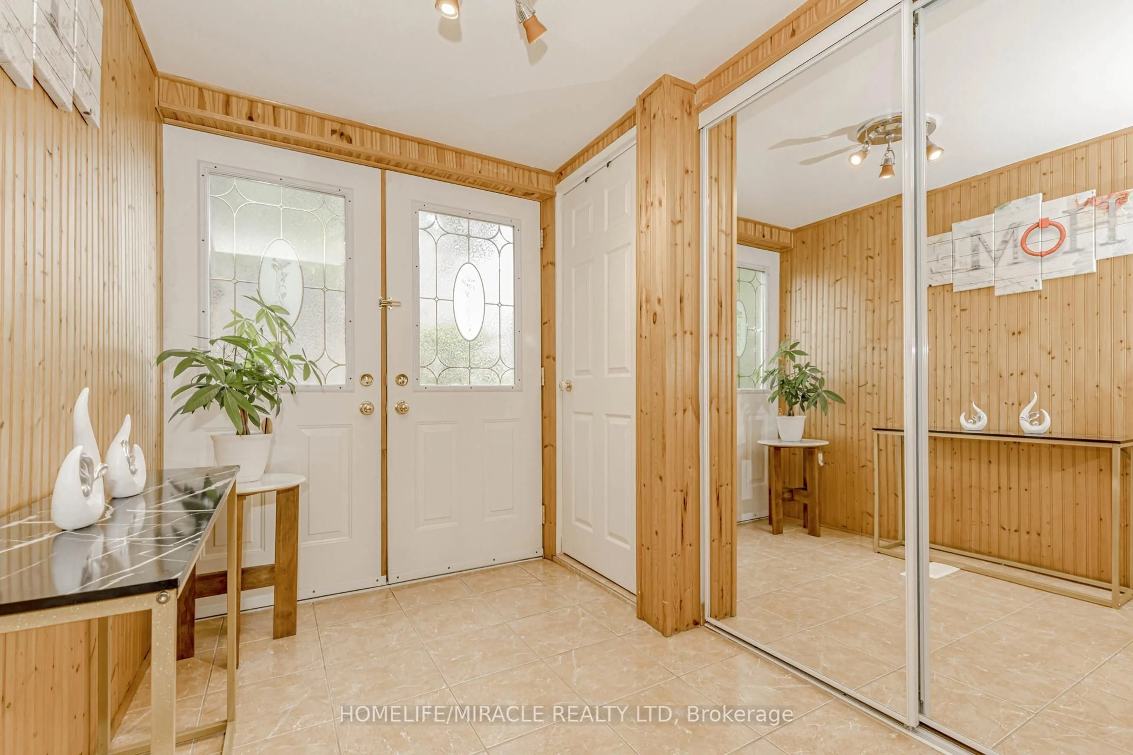 Indoor entryway for 400 Bloor St #8, Mississauga Ontario L5A 3M8