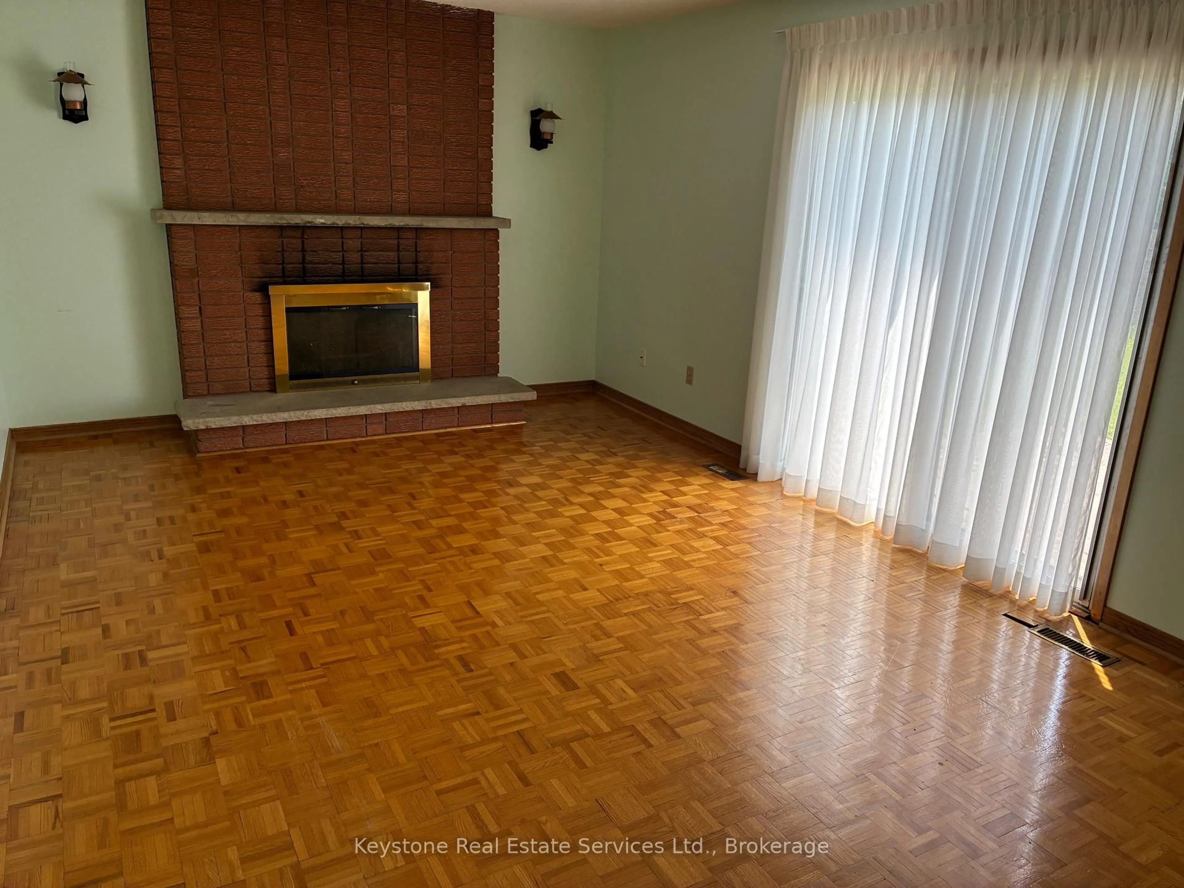 A pic of a room for 314 Pinegrove Rd, Oakville Ontario L6K 3R1