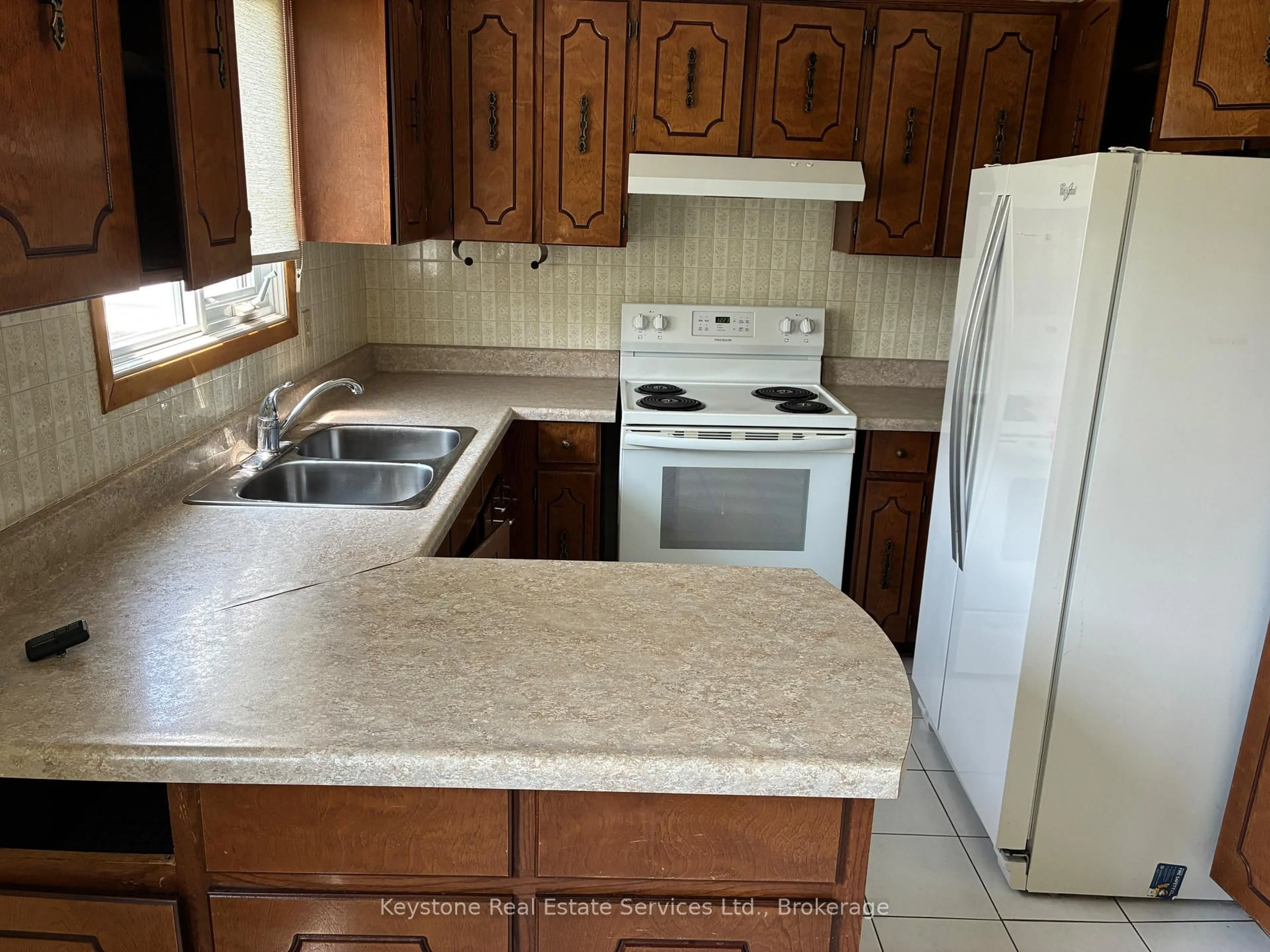 Standard kitchen, ceramic/tile floor for 314 Pinegrove Rd, Oakville Ontario L6K 3R1