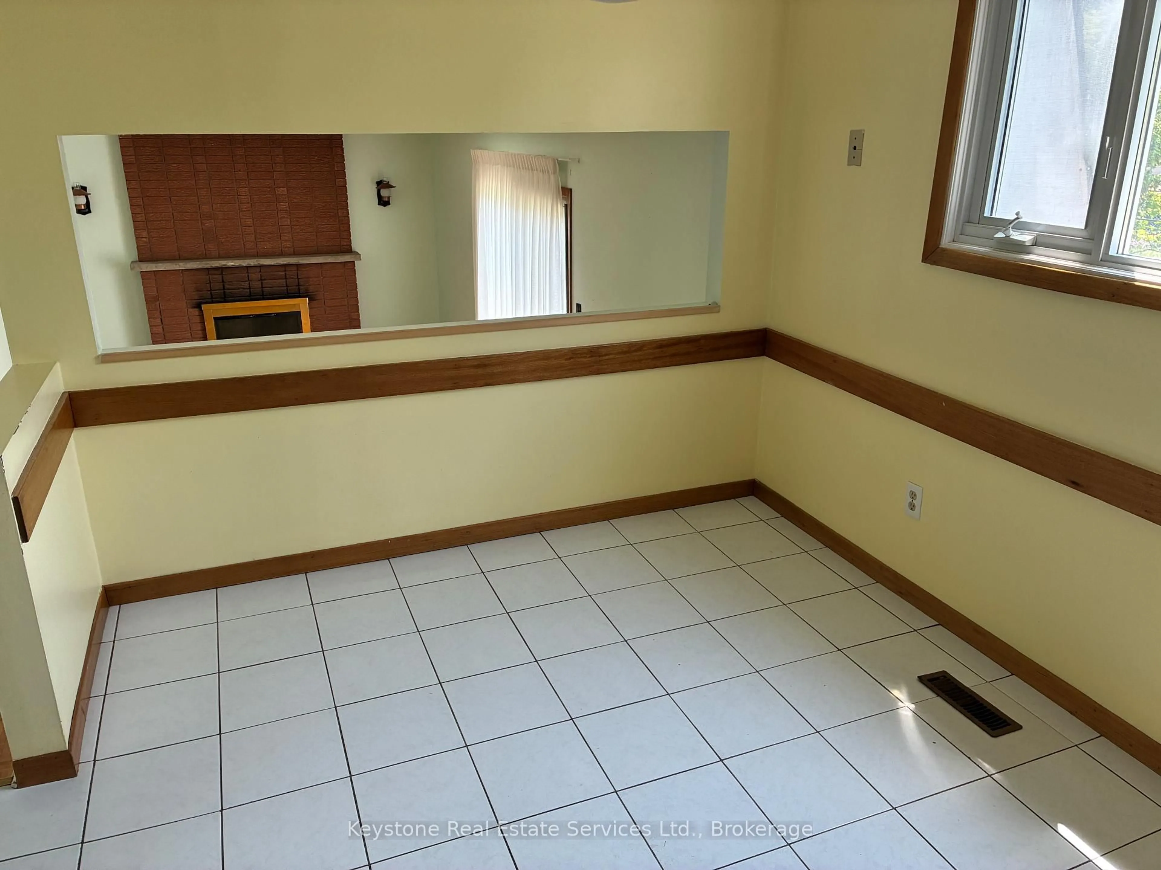 A pic of a room for 314 Pinegrove Rd, Oakville Ontario L6K 3R1