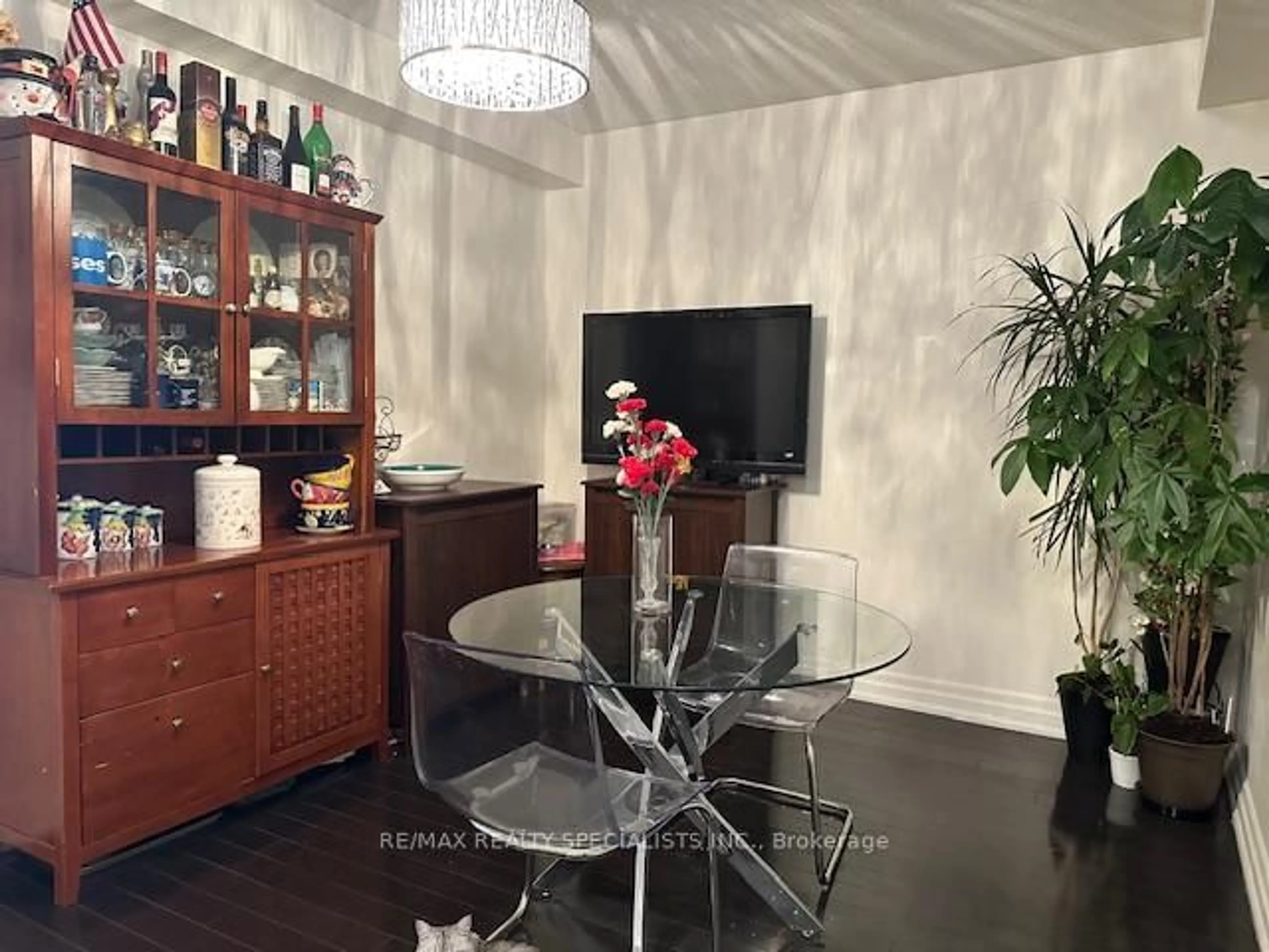Dining room, wood/laminate floor for 200 Burnhamthorpe Rd #605, Mississauga Ontario L5A 4L4
