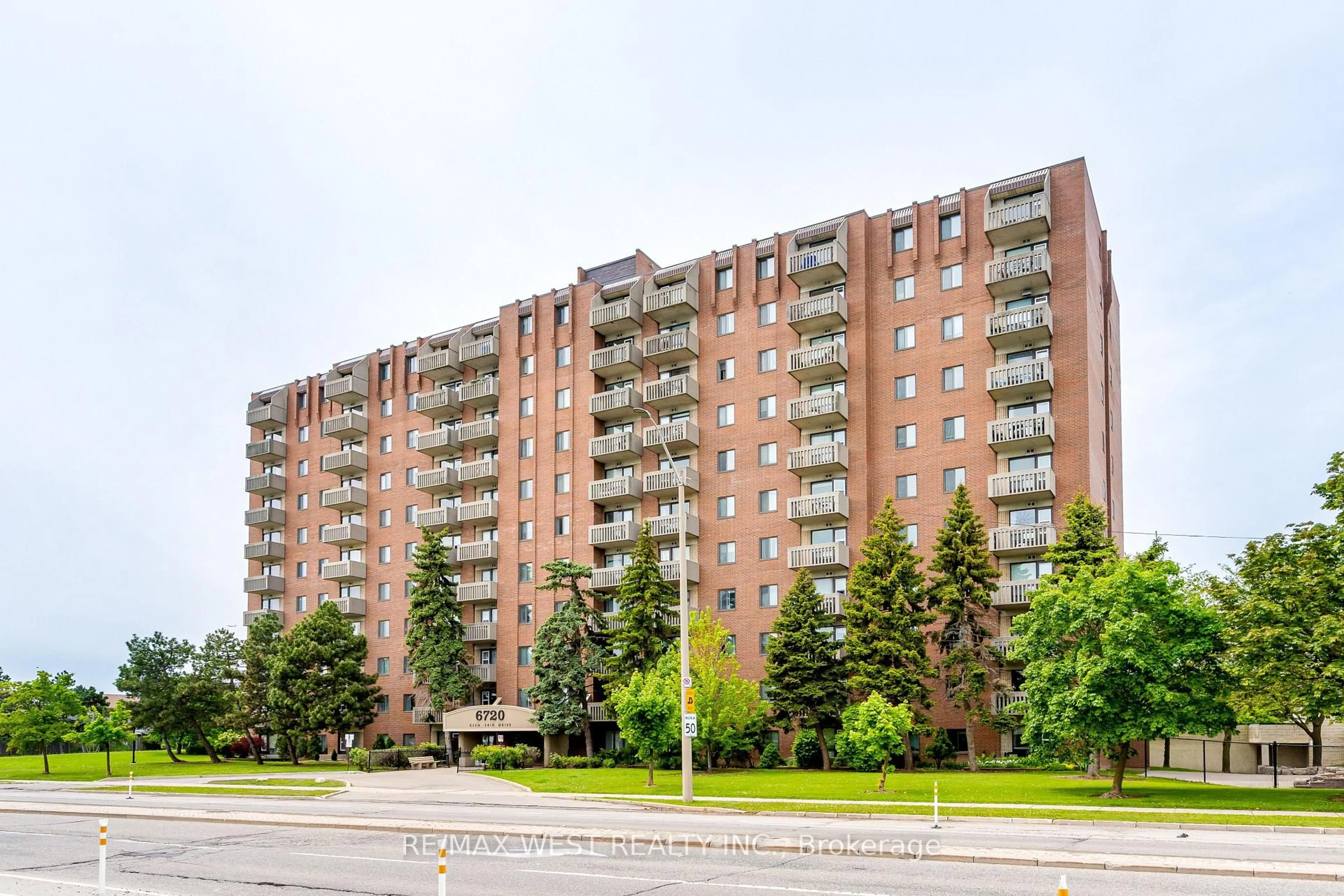 Patio, building for 6720 Glen Erin Dr #706, Mississauga Ontario L5N 3K8