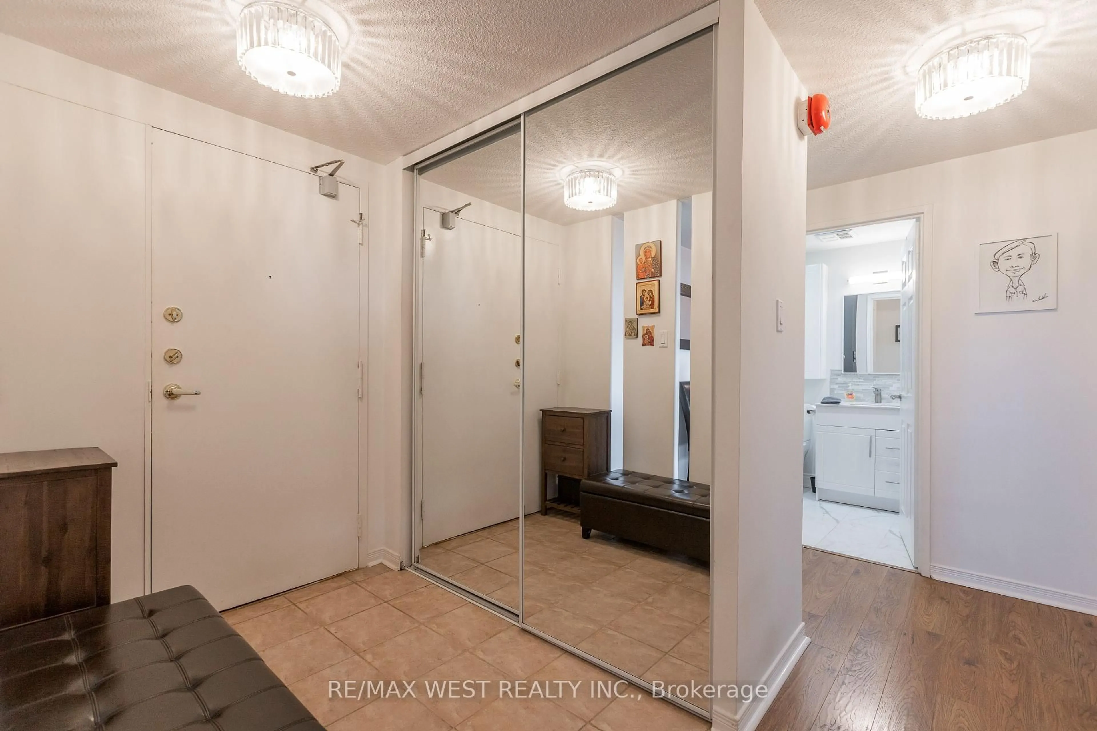 Indoor entryway for 6720 Glen Erin Dr #706, Mississauga Ontario L5N 3K8