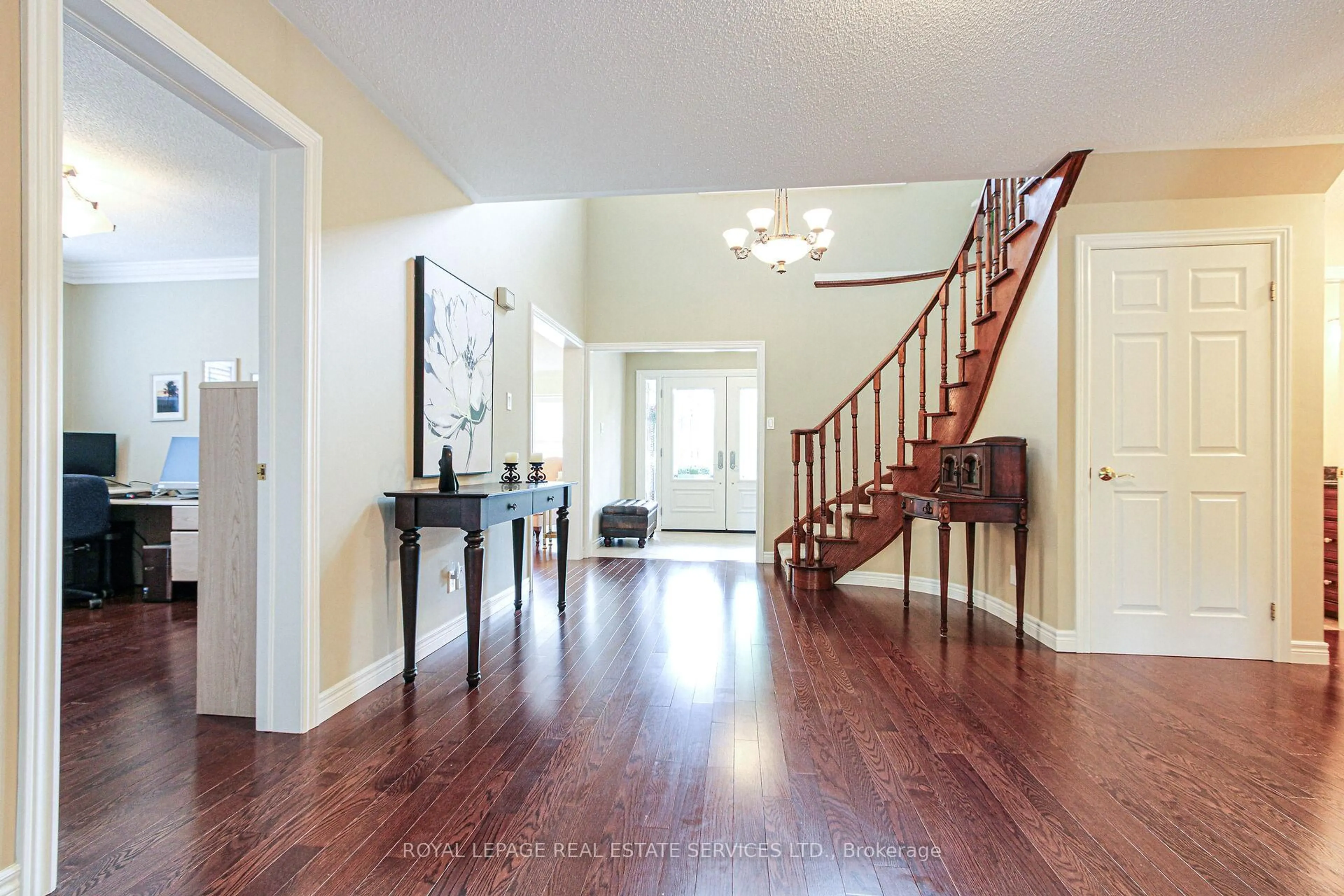 Indoor entryway for 1291 Roseberry Cres, Oakville Ontario L6M 1W2