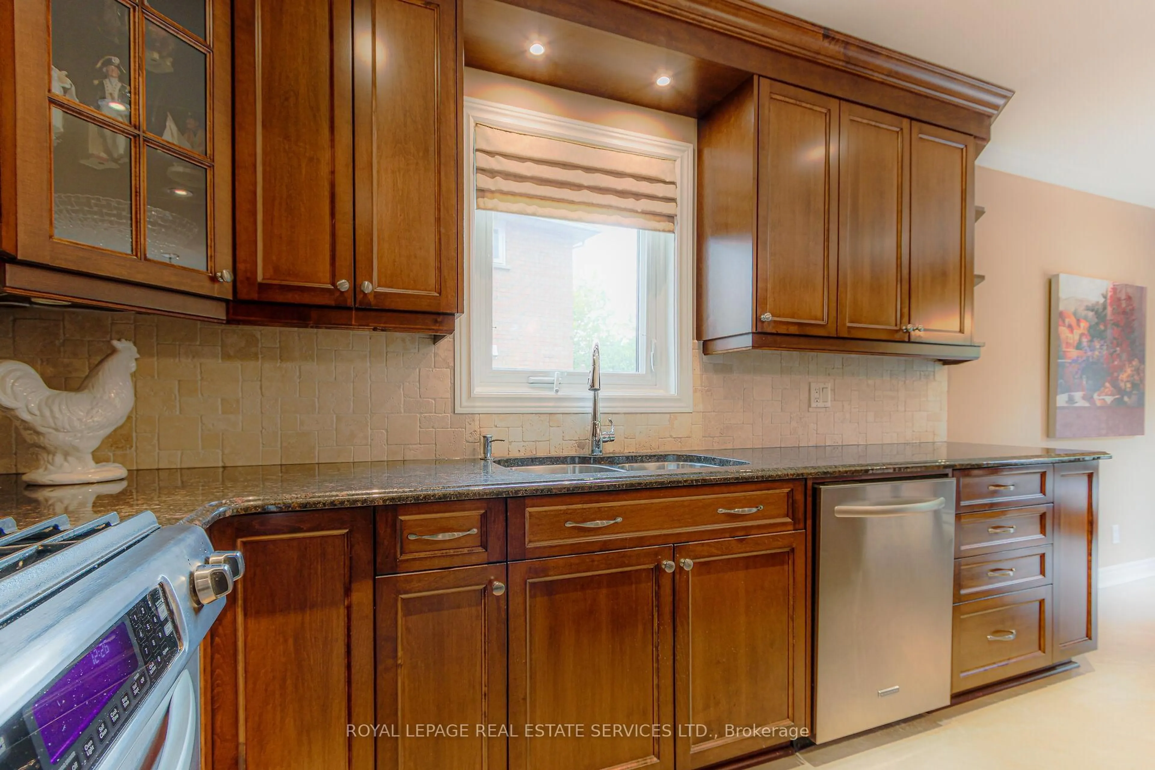 Standard kitchen, ceramic/tile floor for 1291 Roseberry Cres, Oakville Ontario L6M 1W2