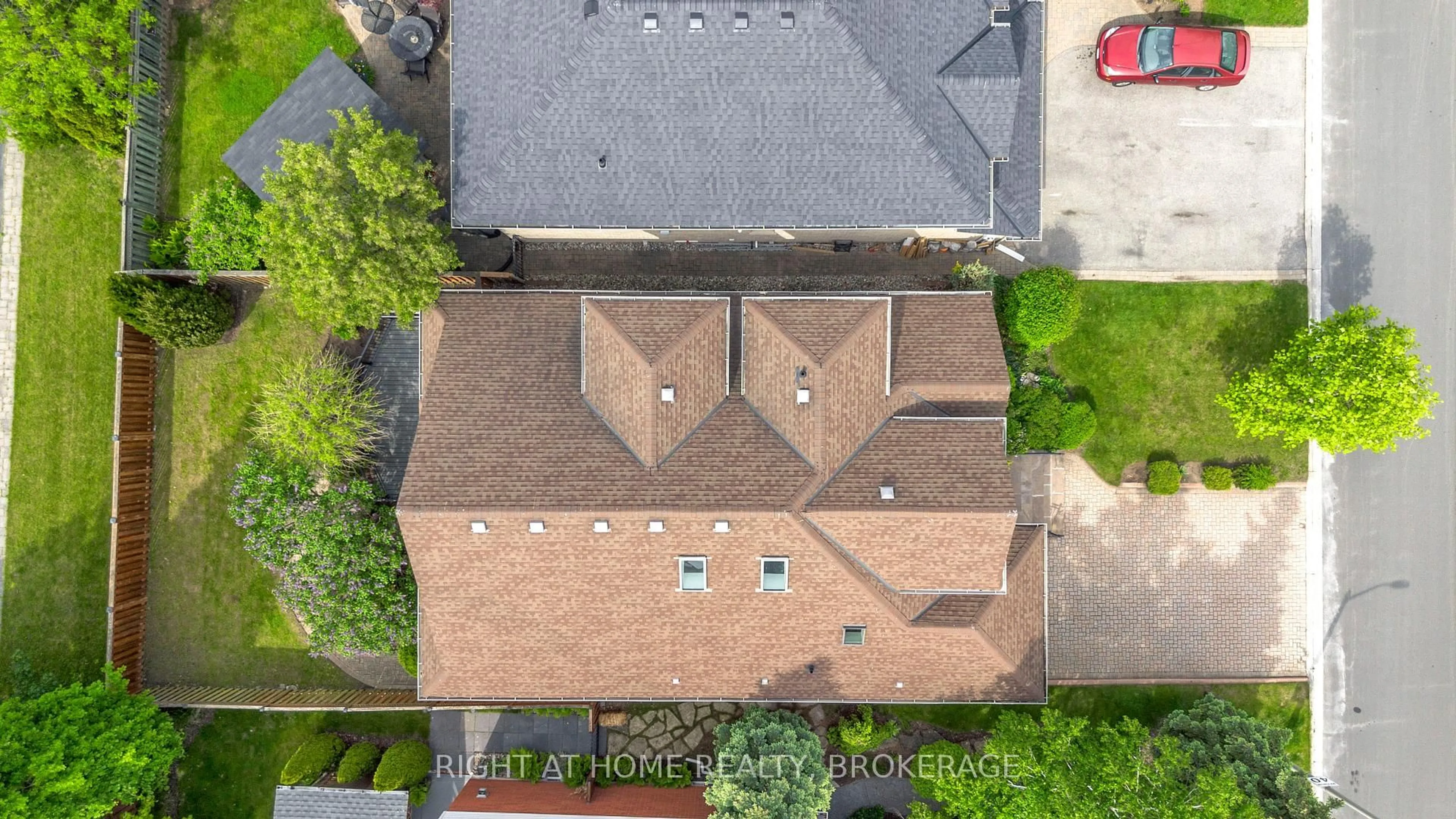 A pic from outside/outdoor area/front of a property/back of a property/a pic from drone, unknown for 1054 Augustus Dr, Burlington Ontario L7S 2L1
