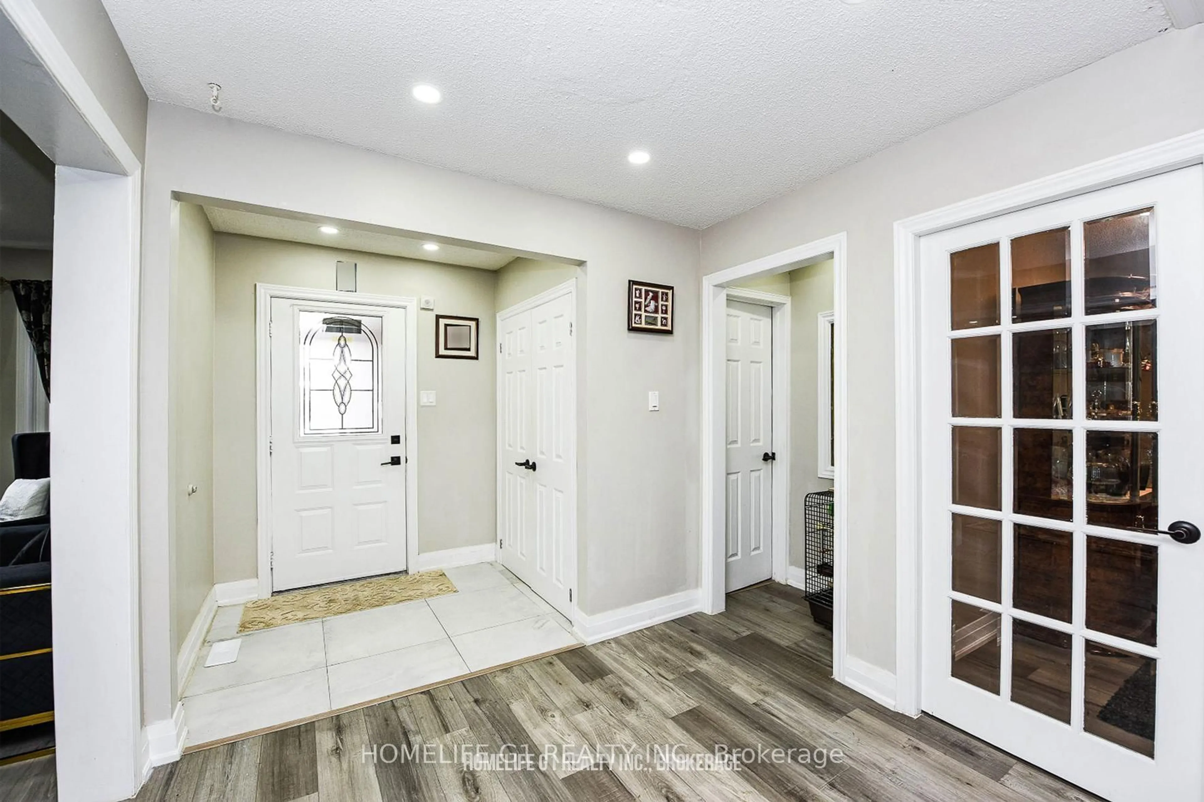 Indoor entryway for 432 Rutherford Rd, Brampton Ontario L6V 3R9