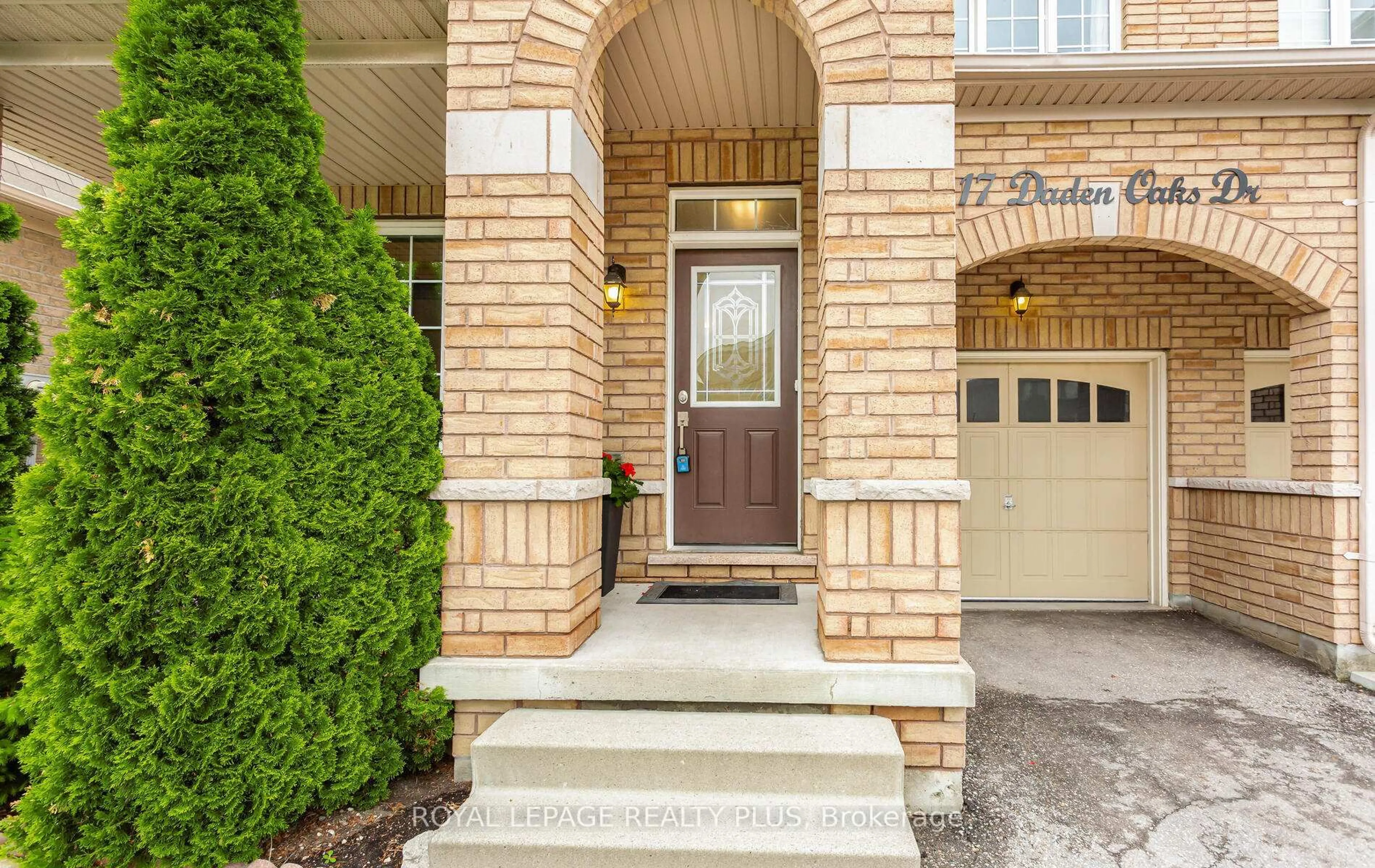 Indoor entryway for 17 Daden Oaks Dr, Brampton Ontario L6P 3R7