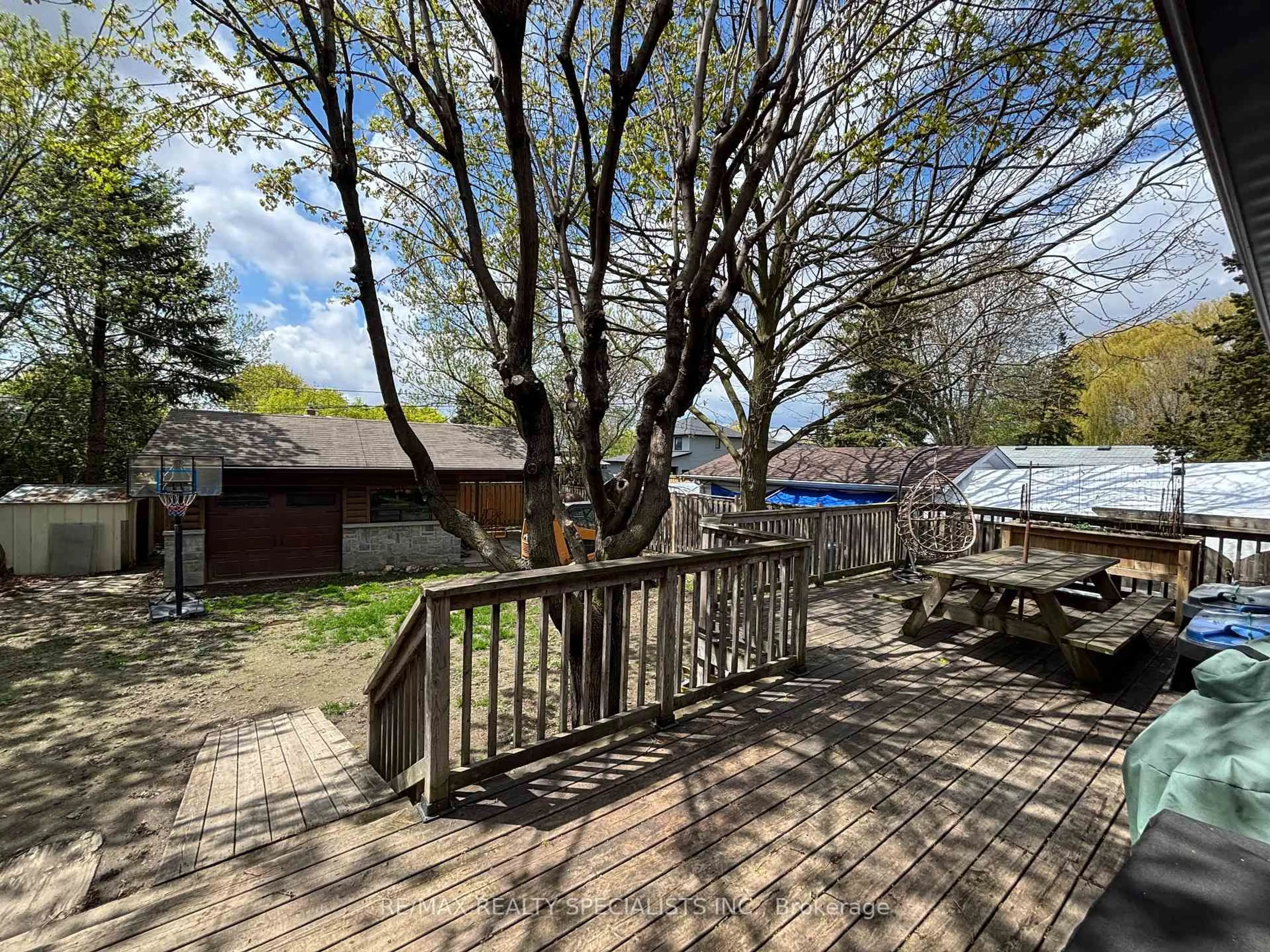 A pic from outside/outdoor area/front of a property/back of a property/a pic from drone, forest/trees view for 14 Marsden Cres, Brampton Ontario L6W 2X1