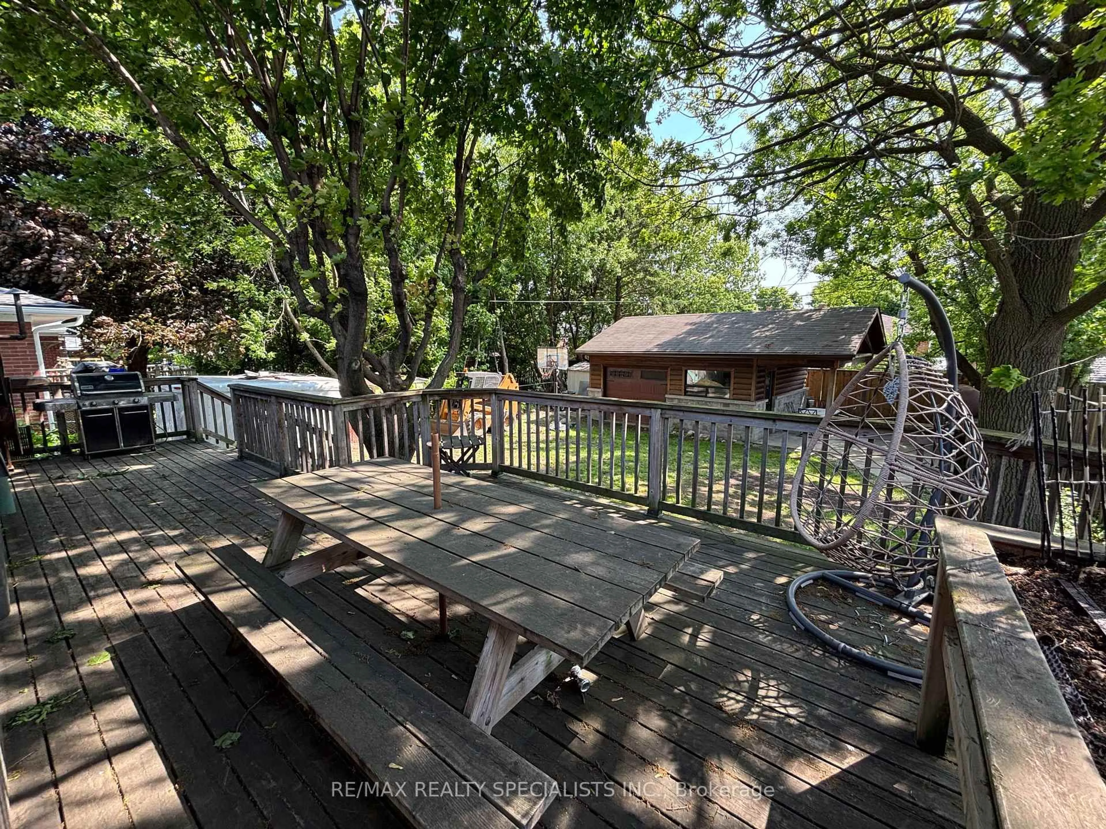 A pic from outside/outdoor area/front of a property/back of a property/a pic from drone, forest/trees view for 14 Marsden Cres, Brampton Ontario L6W 2X1