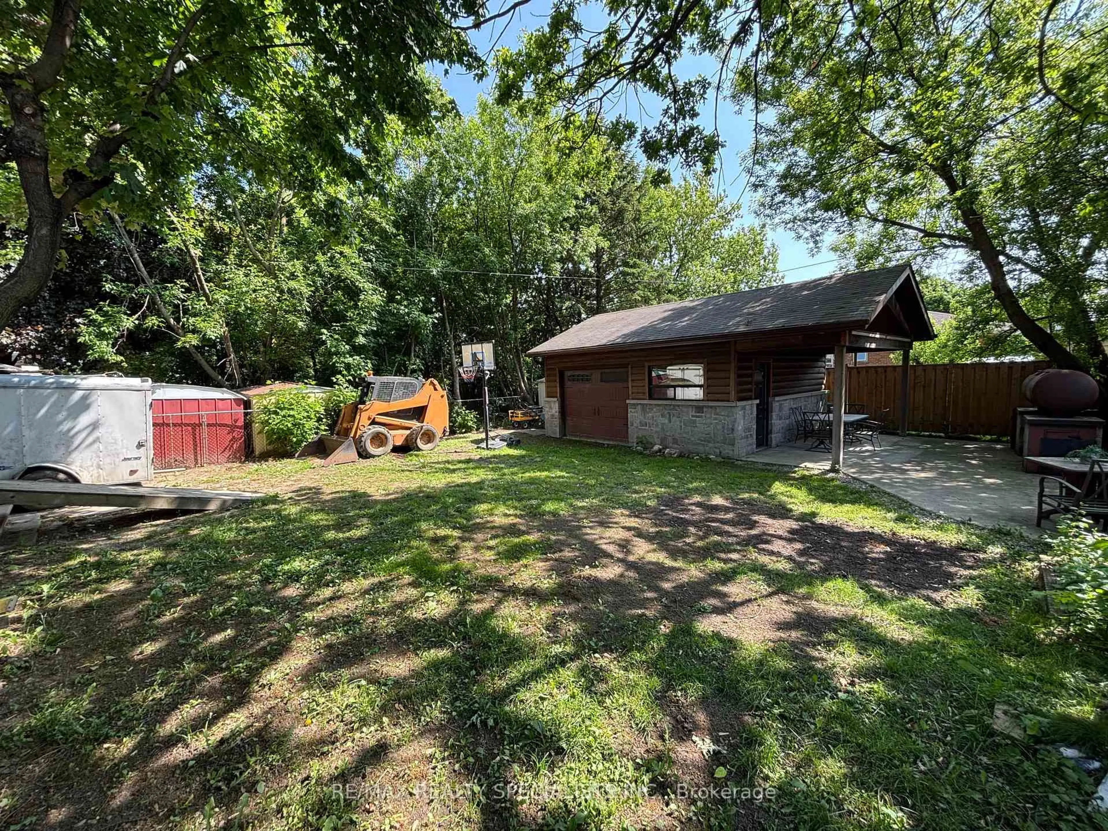 A pic from outside/outdoor area/front of a property/back of a property/a pic from drone, street for 14 Marsden Cres, Brampton Ontario L6W 2X1