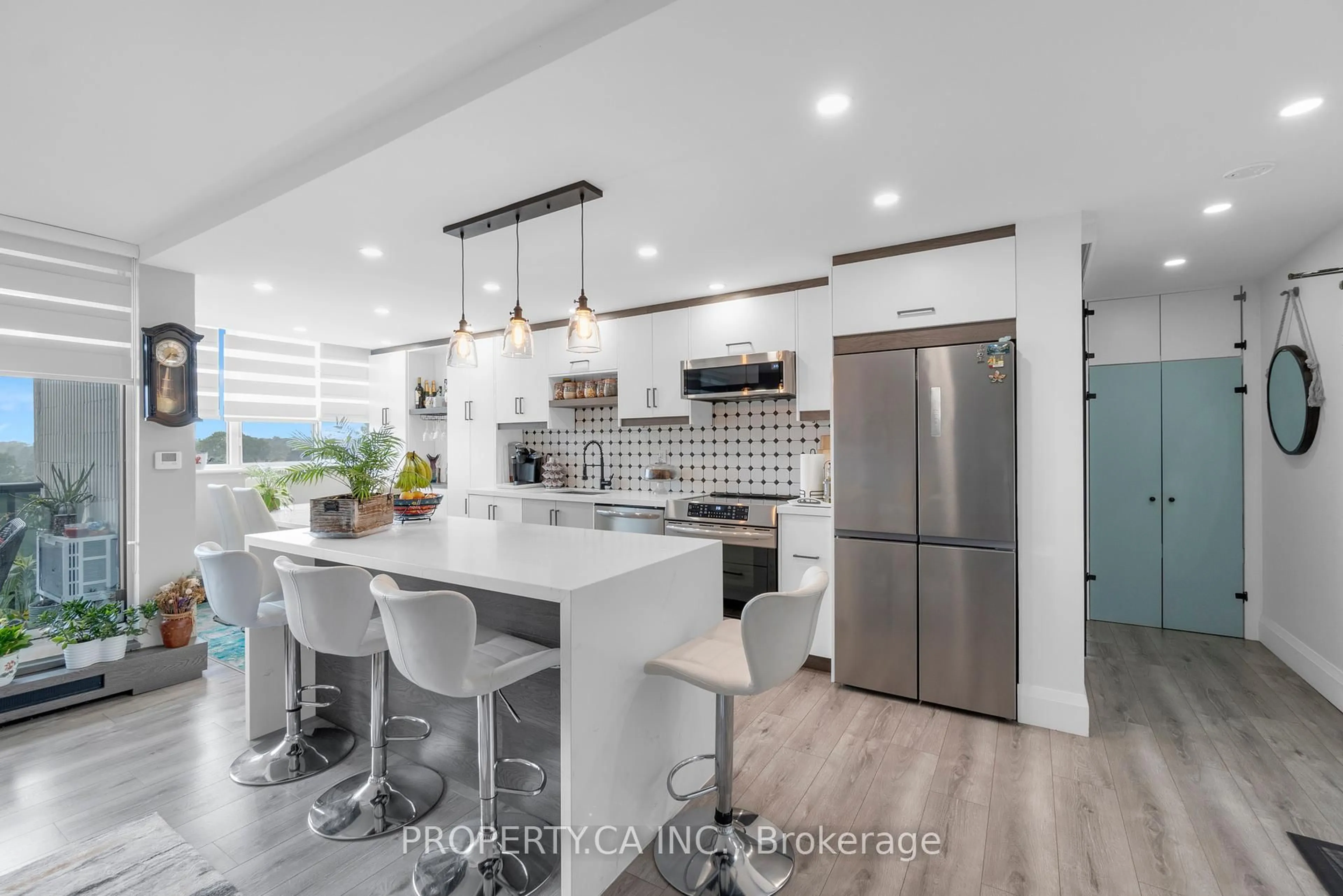 Contemporary kitchen, unknown for 530 Lolita Gdns #803, Mississauga Ontario L5A 3T2