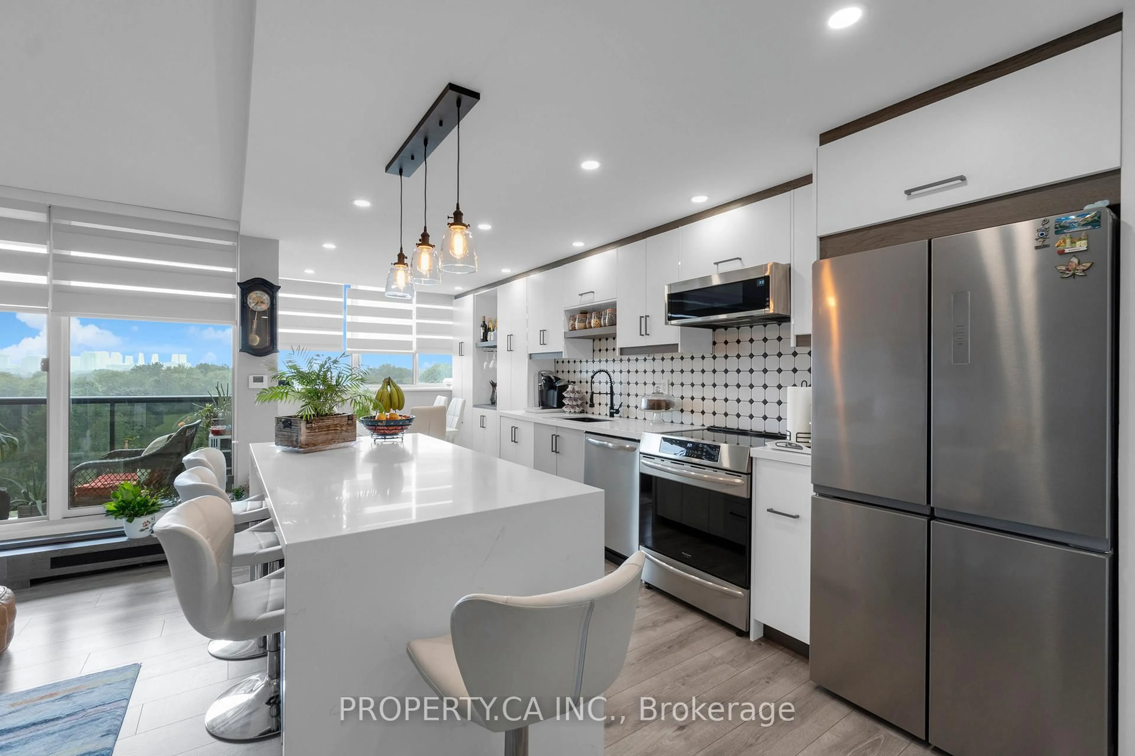 Open concept kitchen, ceramic/tile floor for 530 Lolita Gdns #803, Mississauga Ontario L5A 3T2