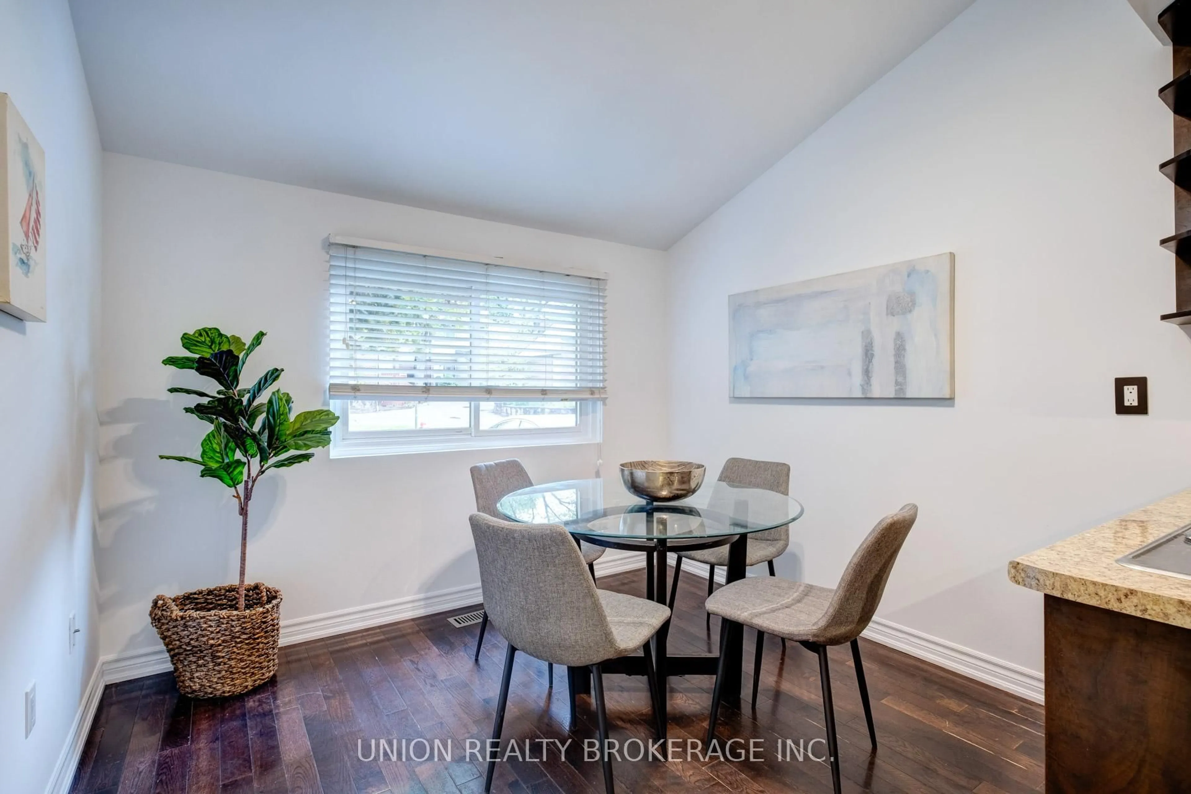Dining room, wood/laminate floor for 336 Queen St #29, Mississauga Ontario L5M 1M2