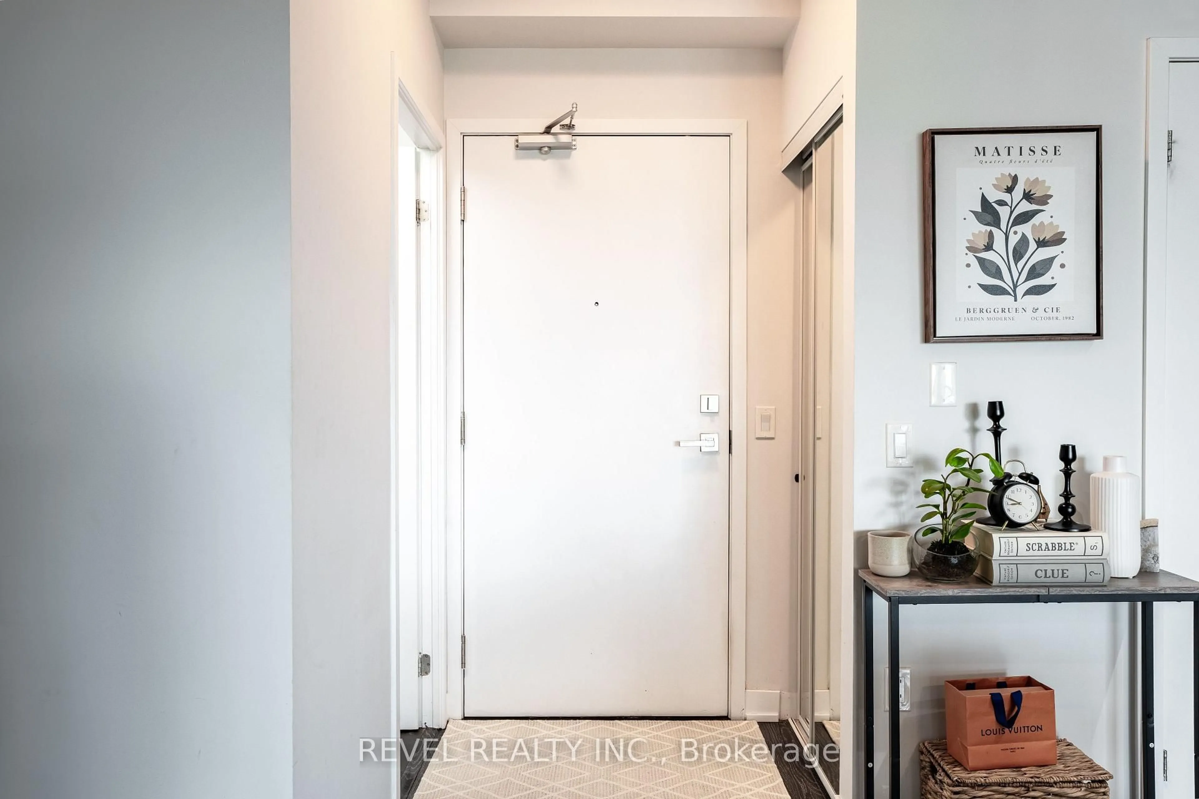 Indoor entryway for 4055 Parkside Village Dr #2114, Mississauga Ontario L5B 0K8