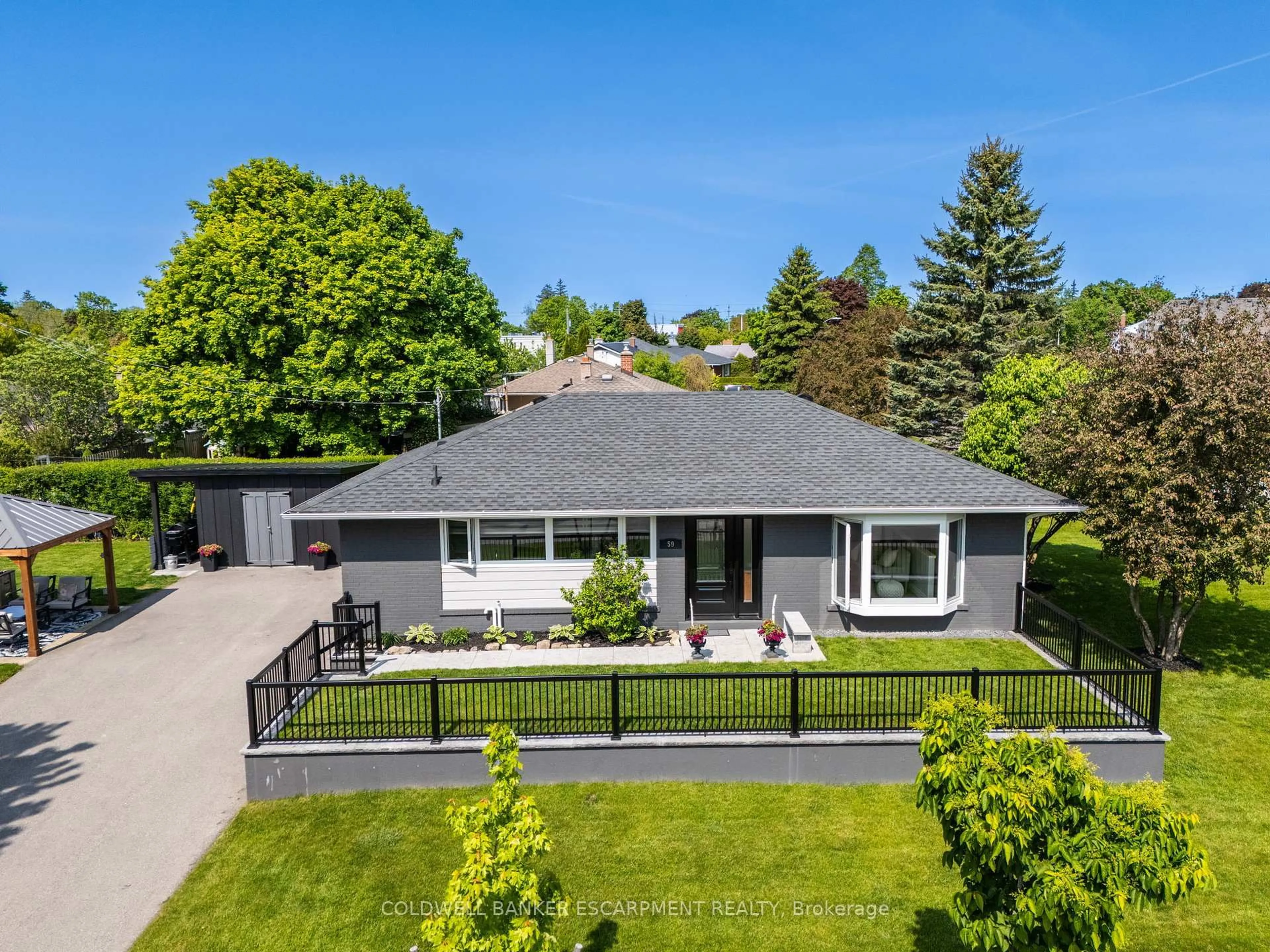 A pic from outside/outdoor area/front of a property/back of a property/a pic from drone, street for 59 Mowbray Pl, Halton Hills Ontario L7J 2J9