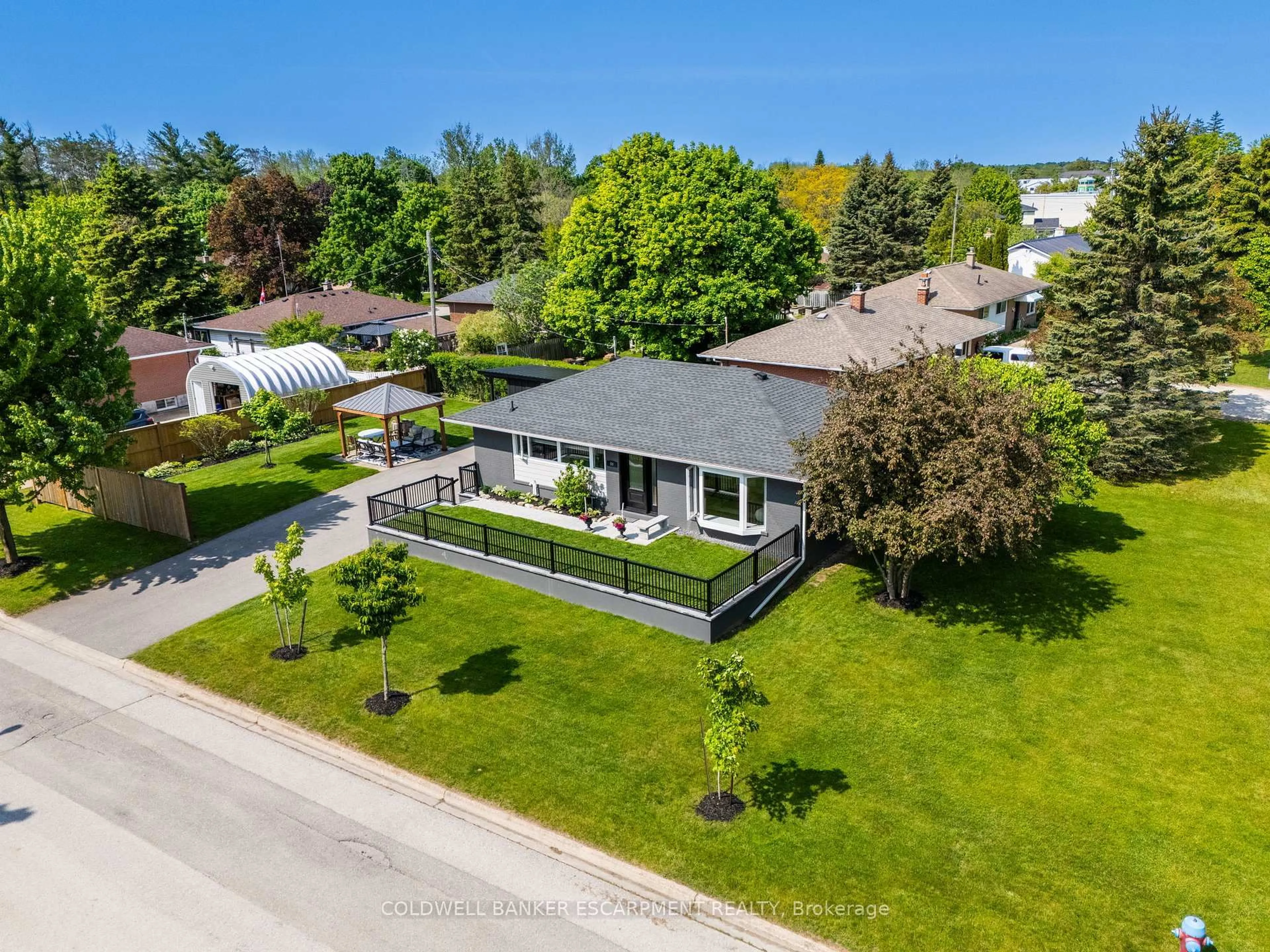 A pic from outside/outdoor area/front of a property/back of a property/a pic from drone, street for 59 Mowbray Pl, Halton Hills Ontario L7J 2J9