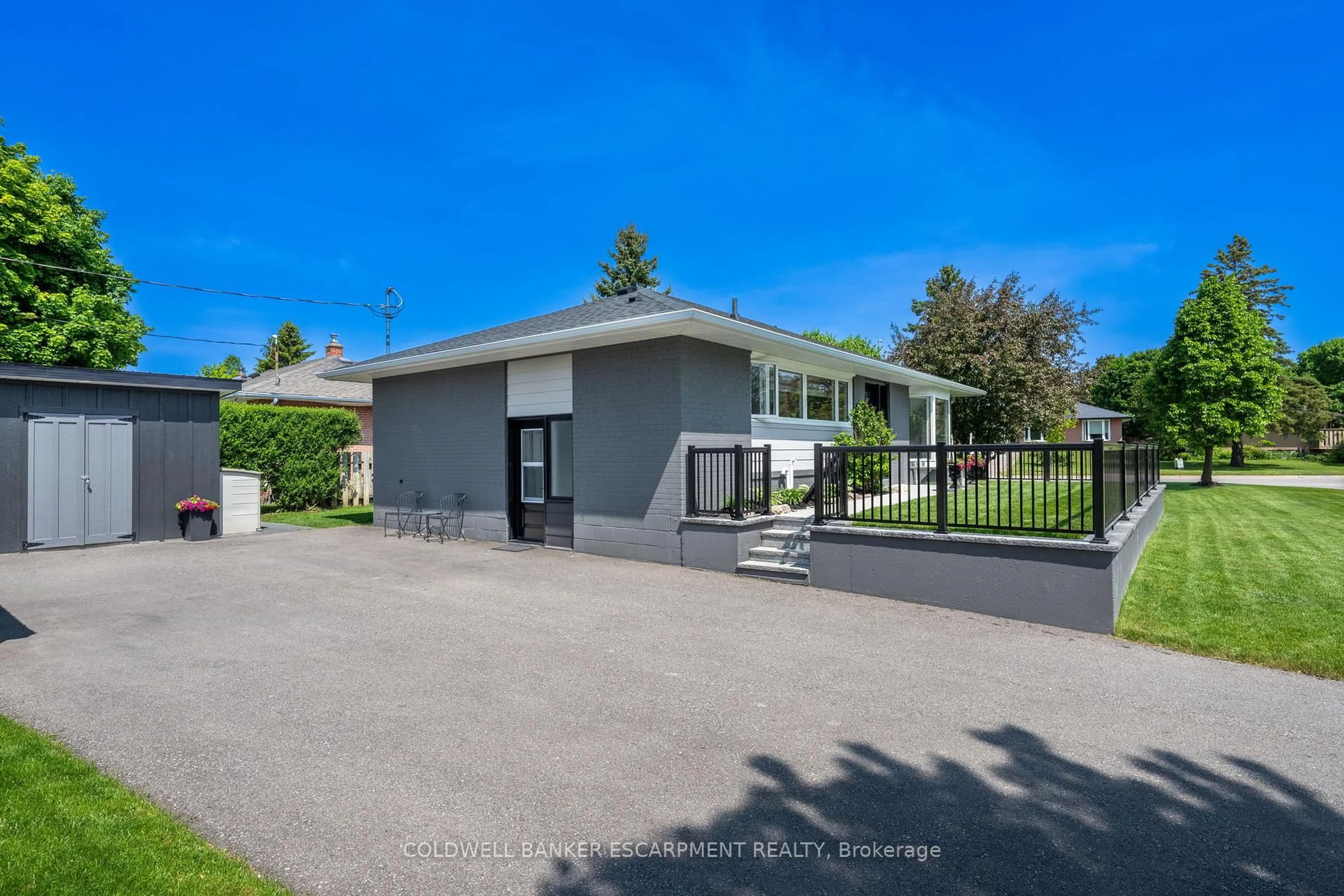 A pic from outside/outdoor area/front of a property/back of a property/a pic from drone, street for 59 Mowbray Pl, Halton Hills Ontario L7J 2J9