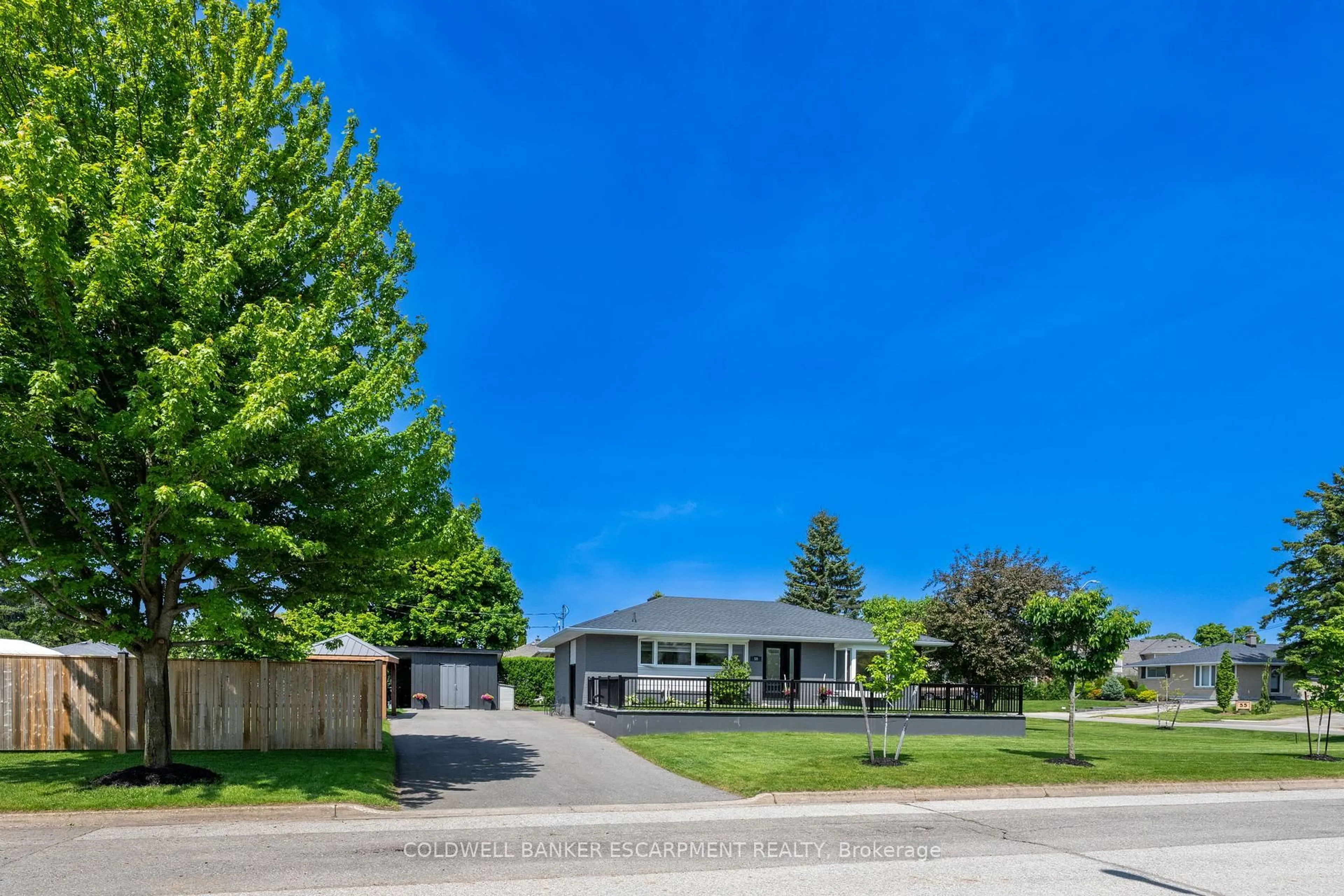A pic from outside/outdoor area/front of a property/back of a property/a pic from drone, street for 59 Mowbray Pl, Halton Hills Ontario L7J 2J9