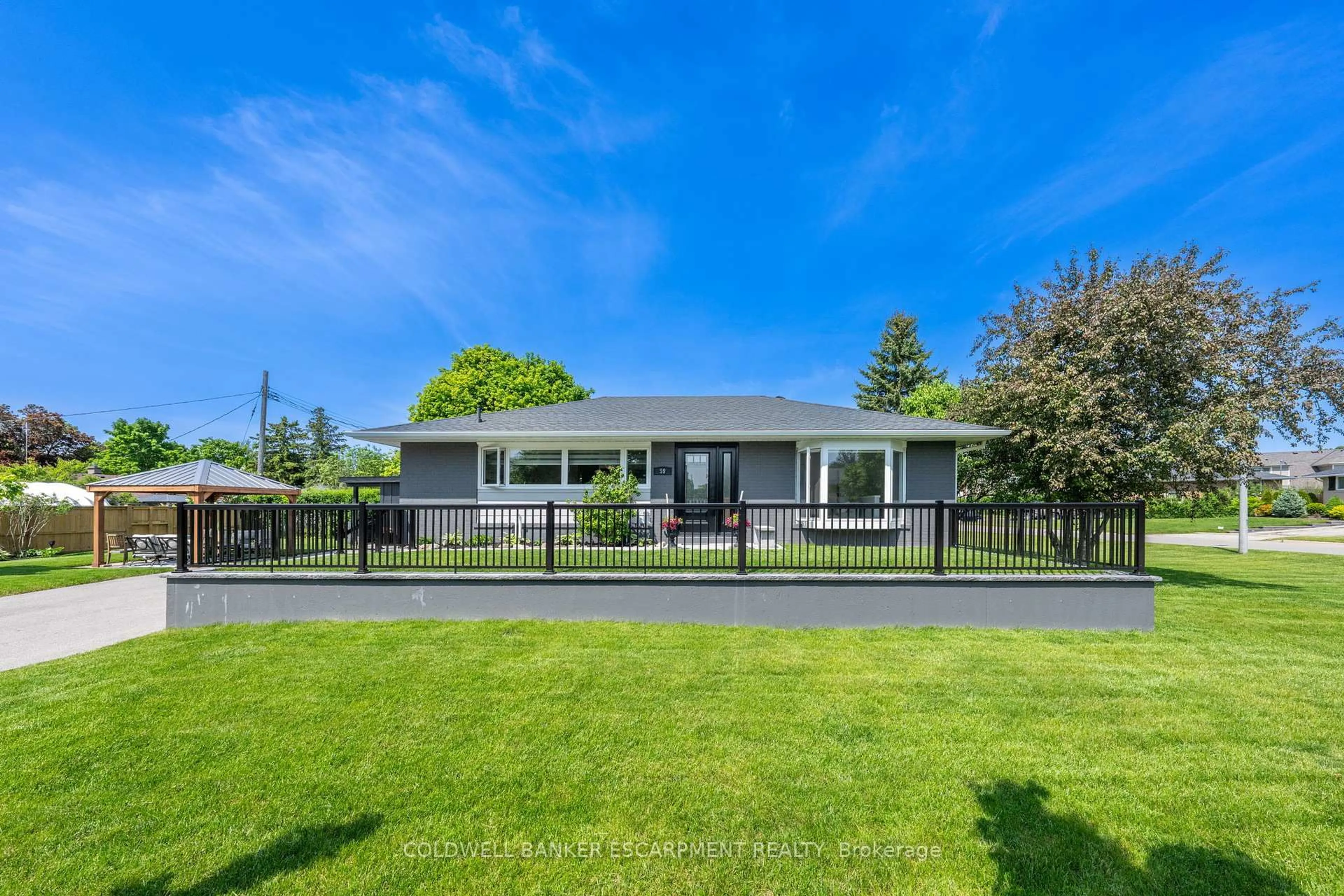 A pic from outside/outdoor area/front of a property/back of a property/a pic from drone, street for 59 Mowbray Pl, Halton Hills Ontario L7J 2J9