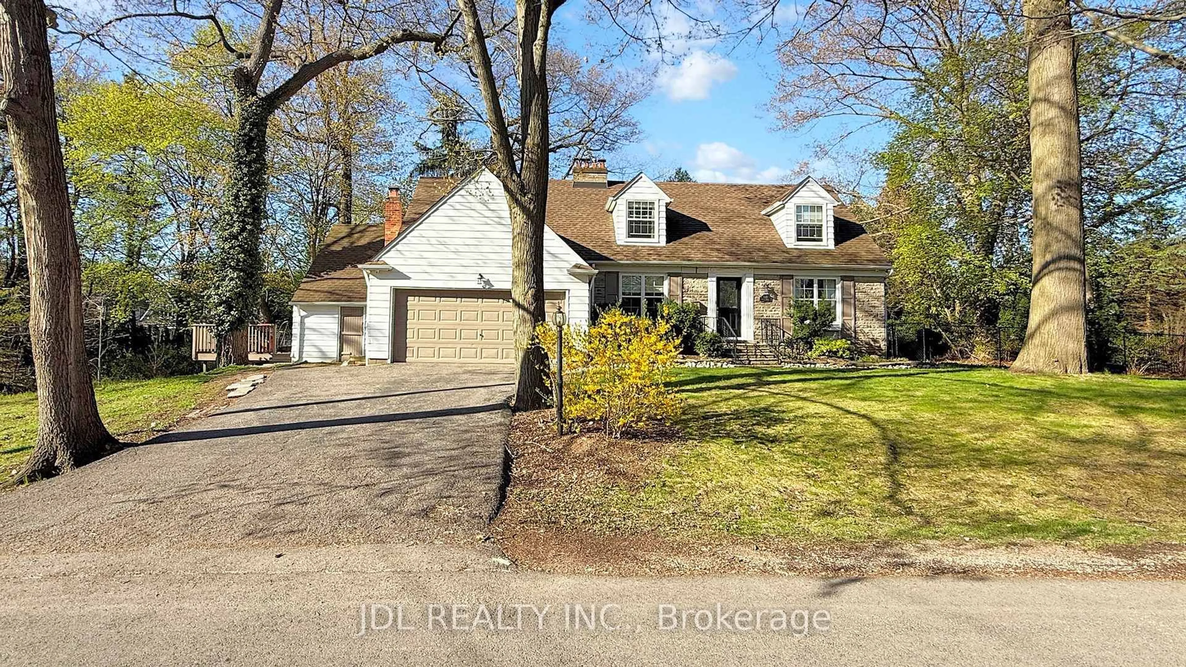 Home with brick exterior material, street for 330 Poplar Dr, Oakville Ontario L6J 4E1