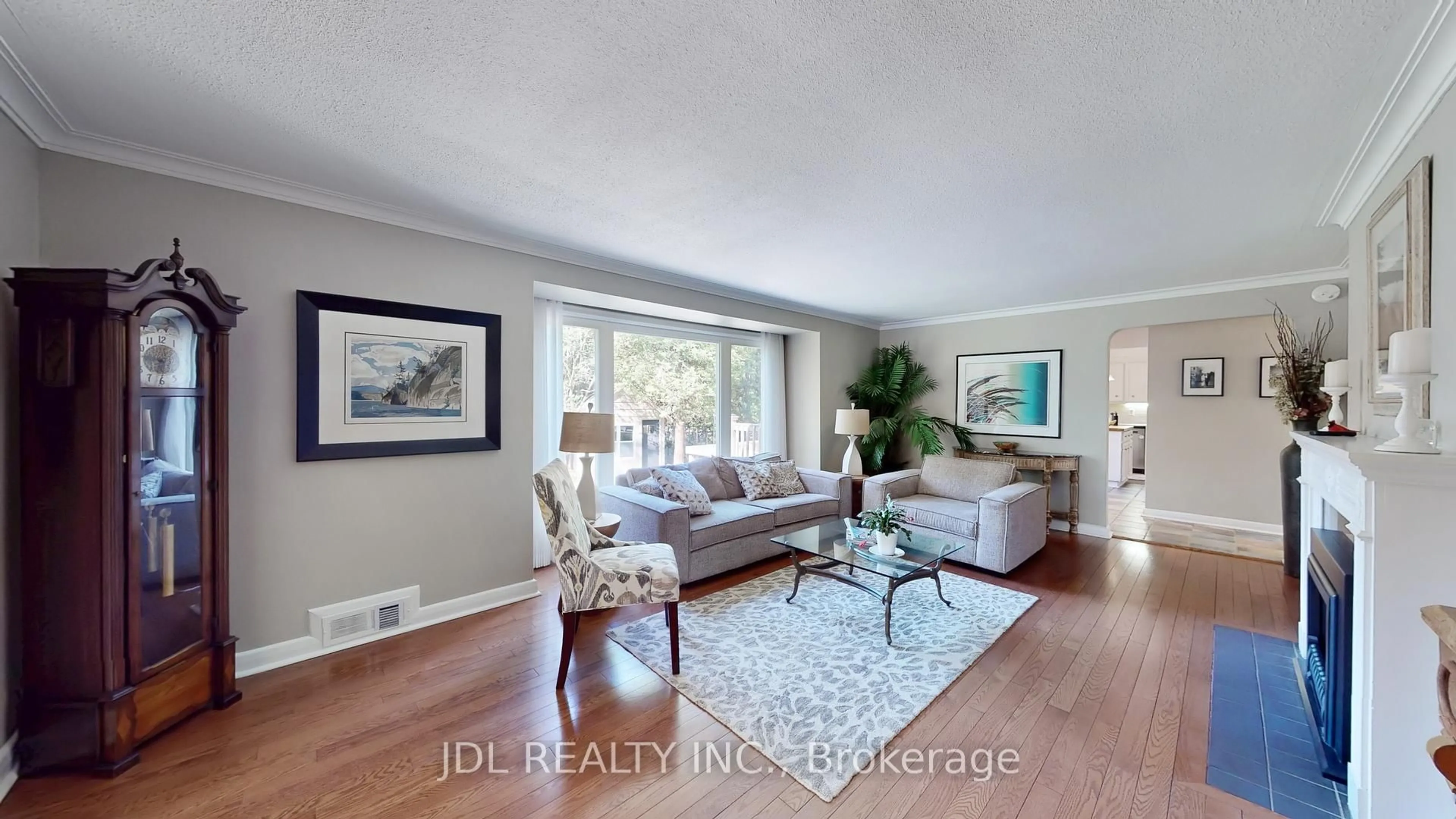 Living room with furniture, wood/laminate floor for 330 Poplar Dr, Oakville Ontario L6J 4E1