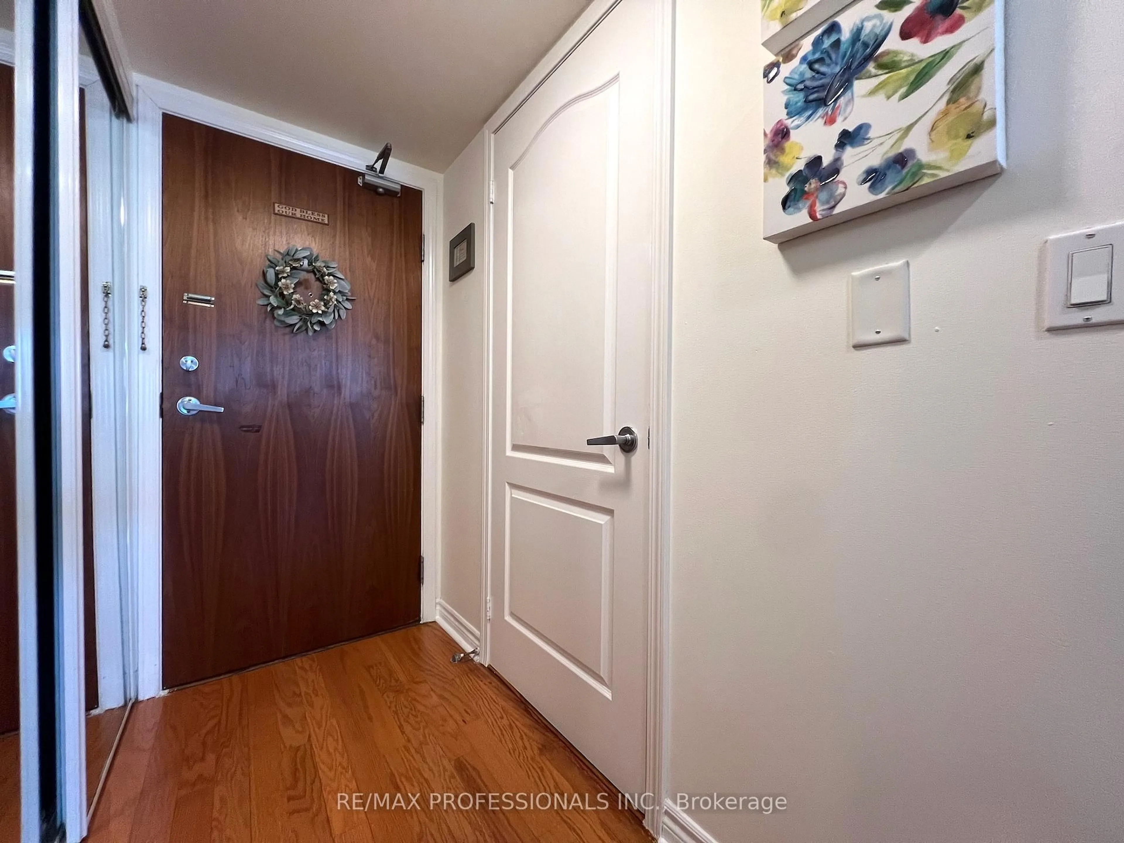 Indoor entryway for 33 Elm Dr #708, Mississauga Ontario L5B 4M2
