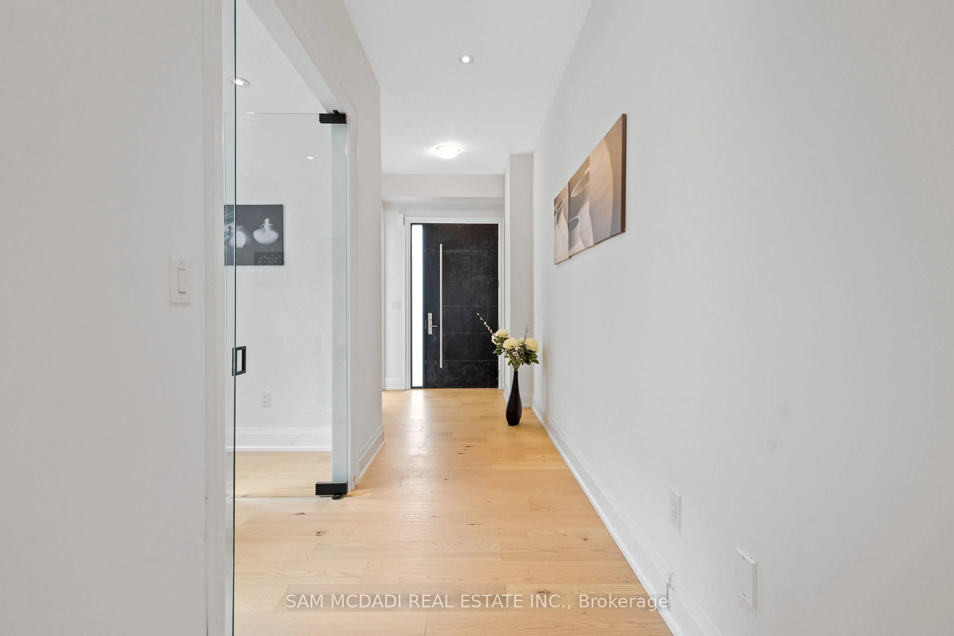 Indoor entryway for 1037 Meredith Ave, Mississauga Ontario L5E 2C6
