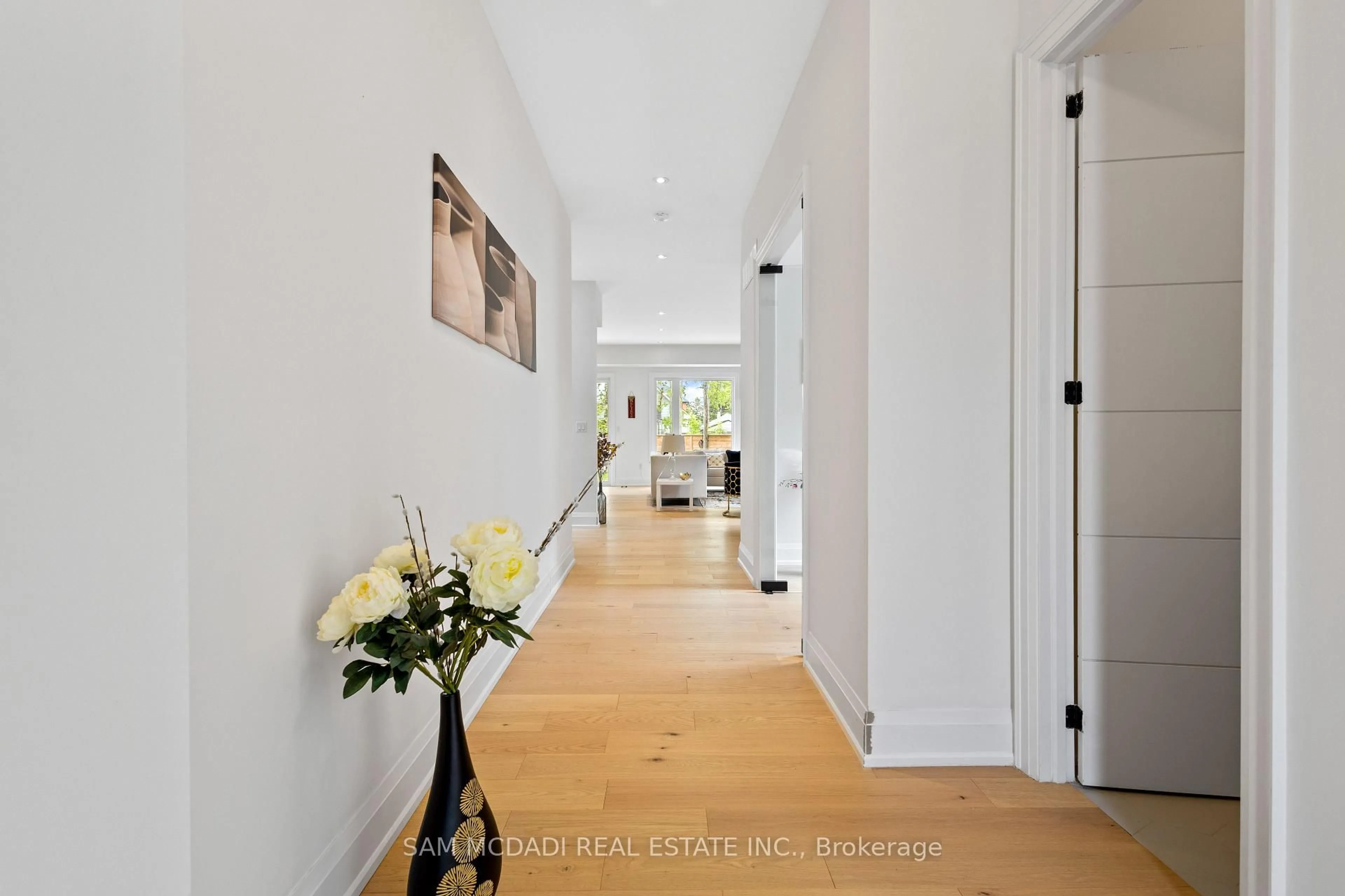 Indoor foyer for 1037 Meredith Ave, Mississauga Ontario L5E 2C6