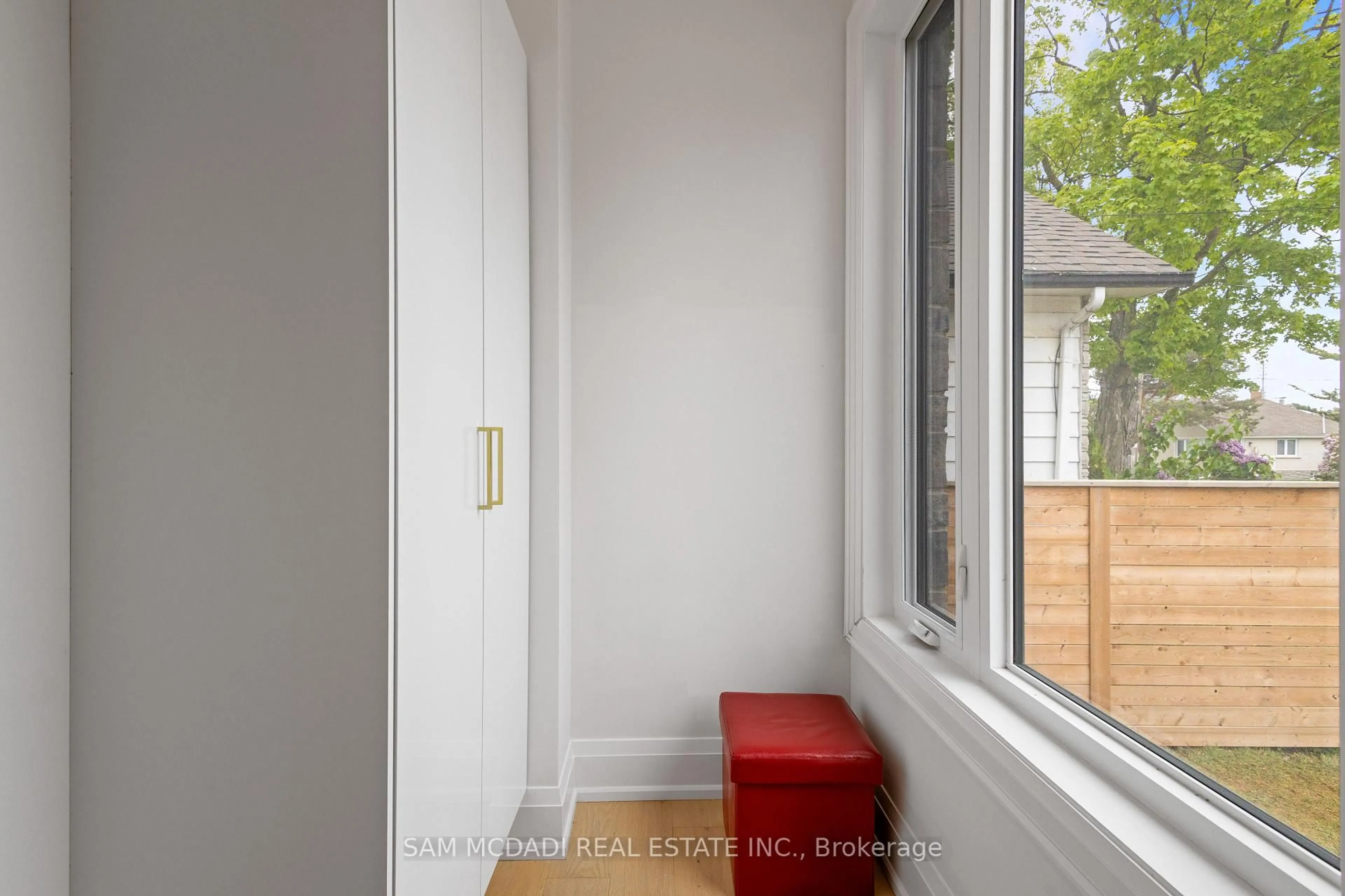 Indoor entryway for 1037 Meredith Ave, Mississauga Ontario L5E 2C6