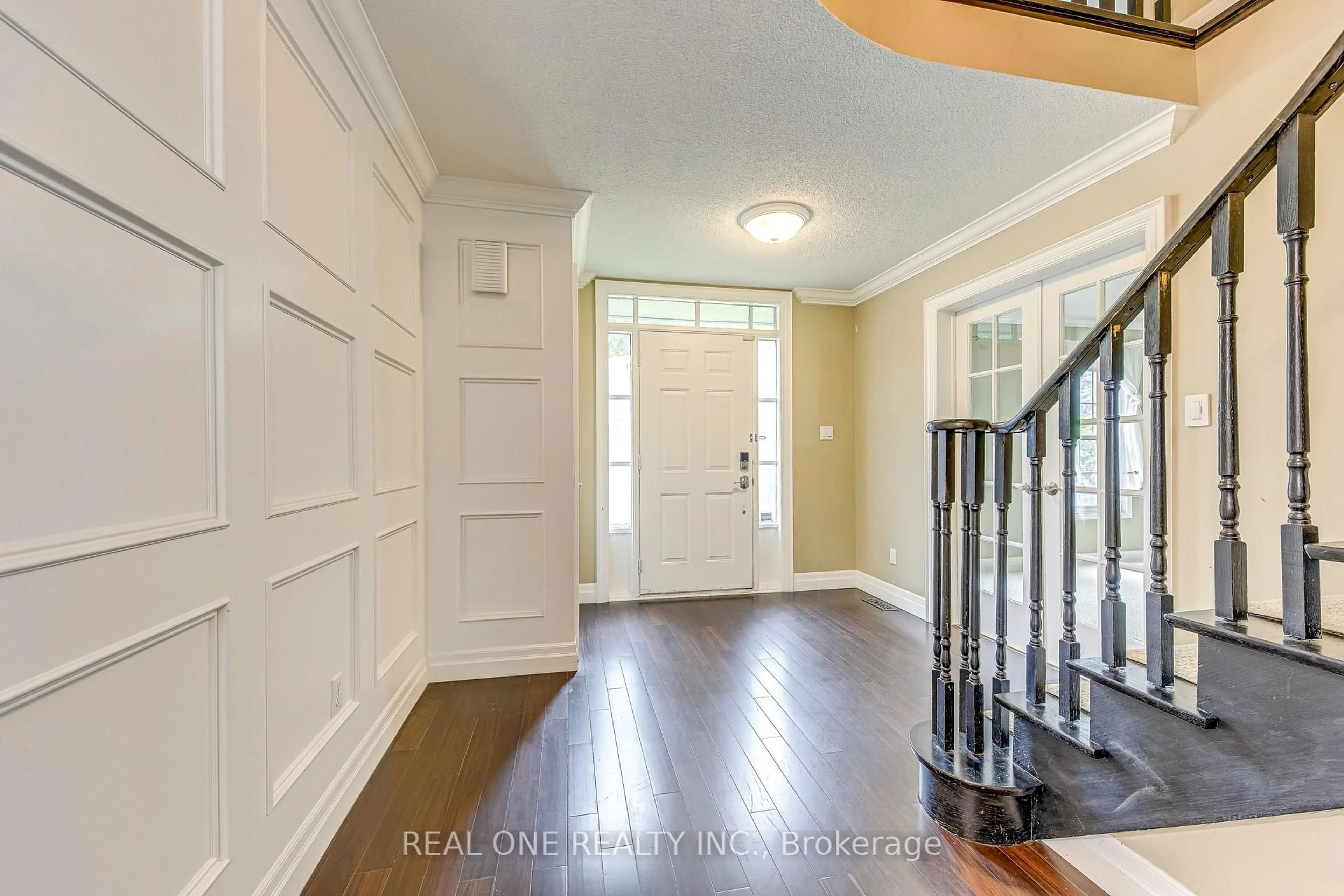 Indoor entryway for 1236 Woodview Dr, Oakville Ontario L6M 2M4