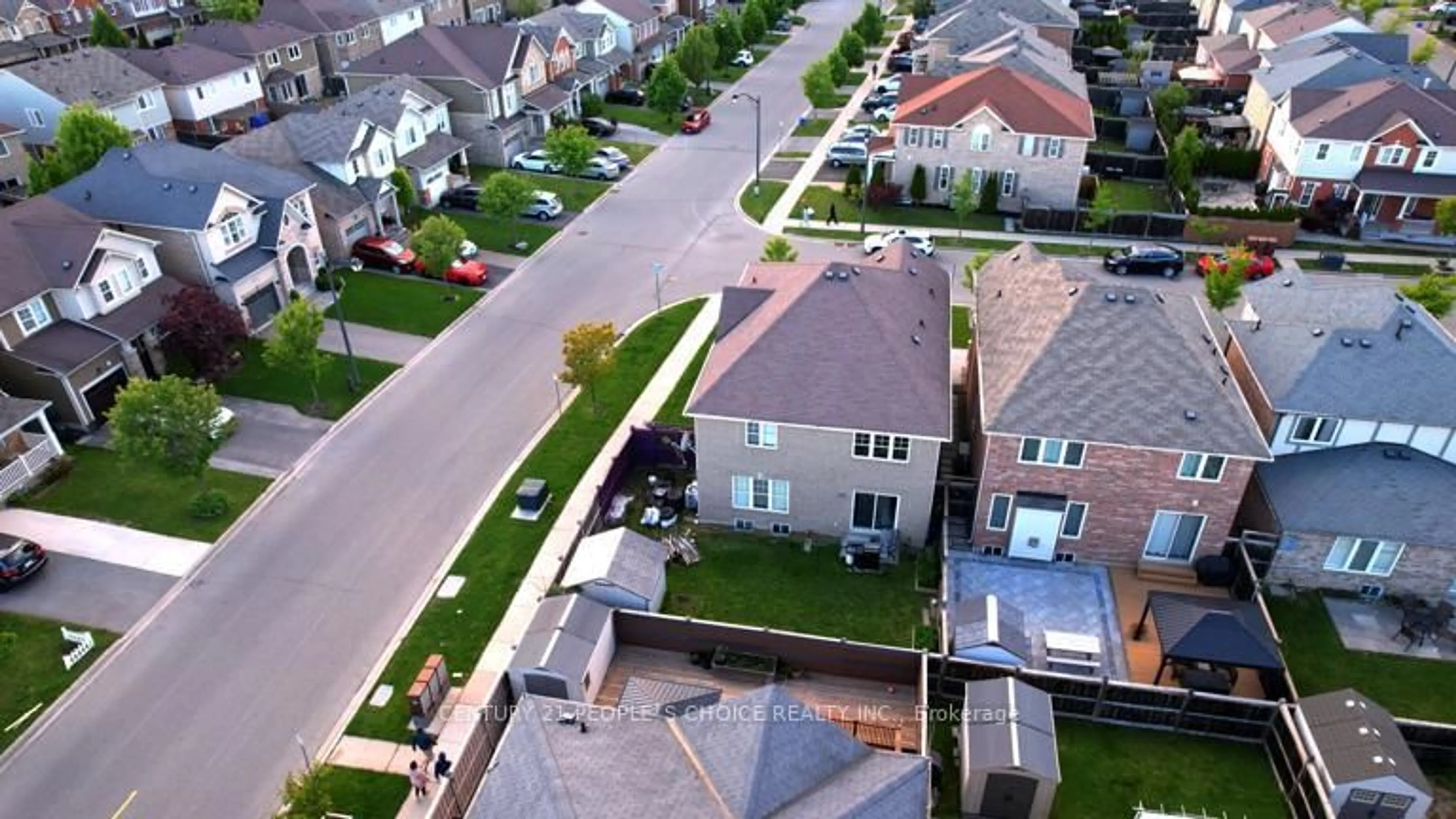 A pic from outside/outdoor area/front of a property/back of a property/a pic from drone, street for 454 Grenke Pl, Milton Ontario L9T 7T6