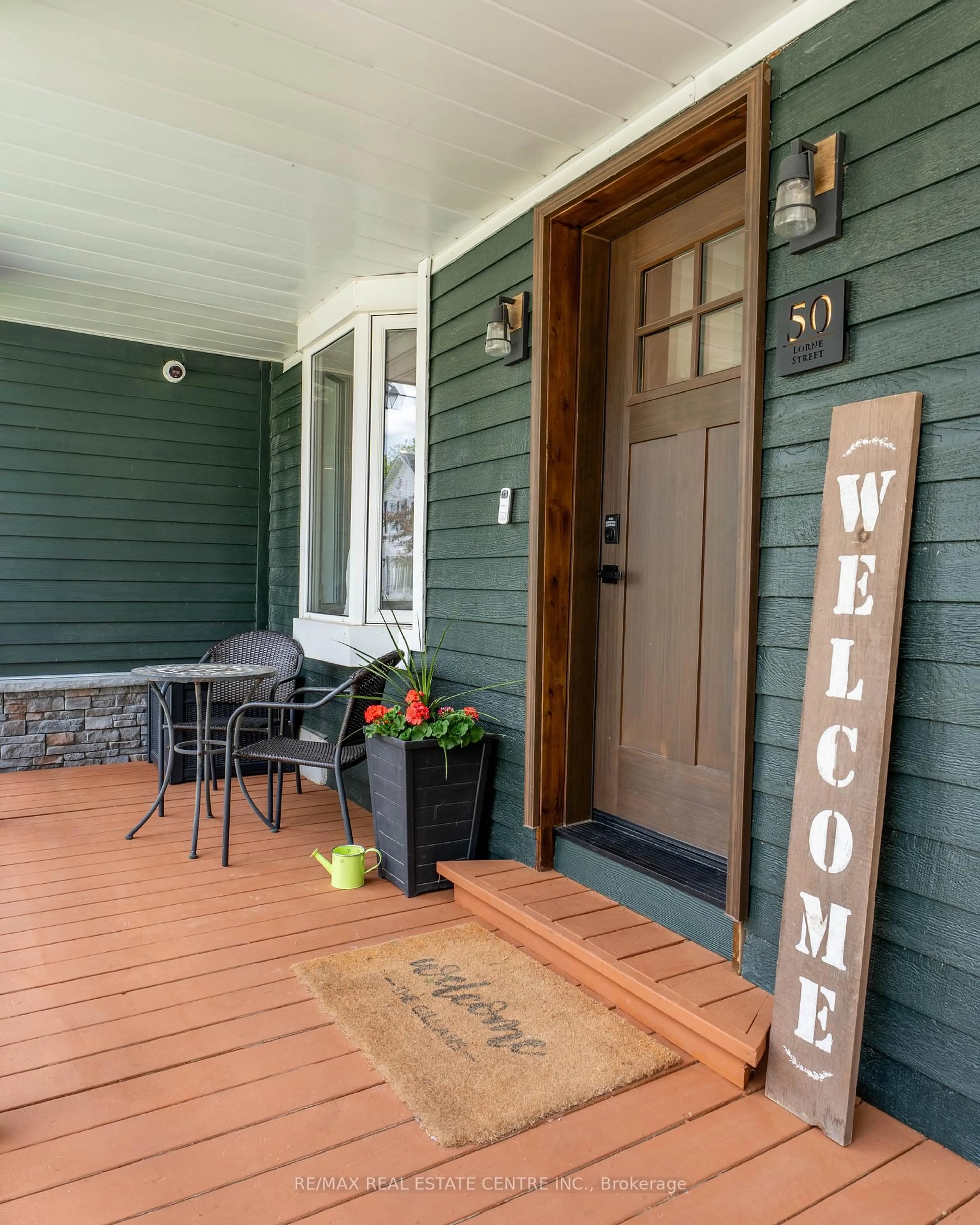 Indoor entryway for 50 Lorne St, Caledon Ontario L7C 1L4