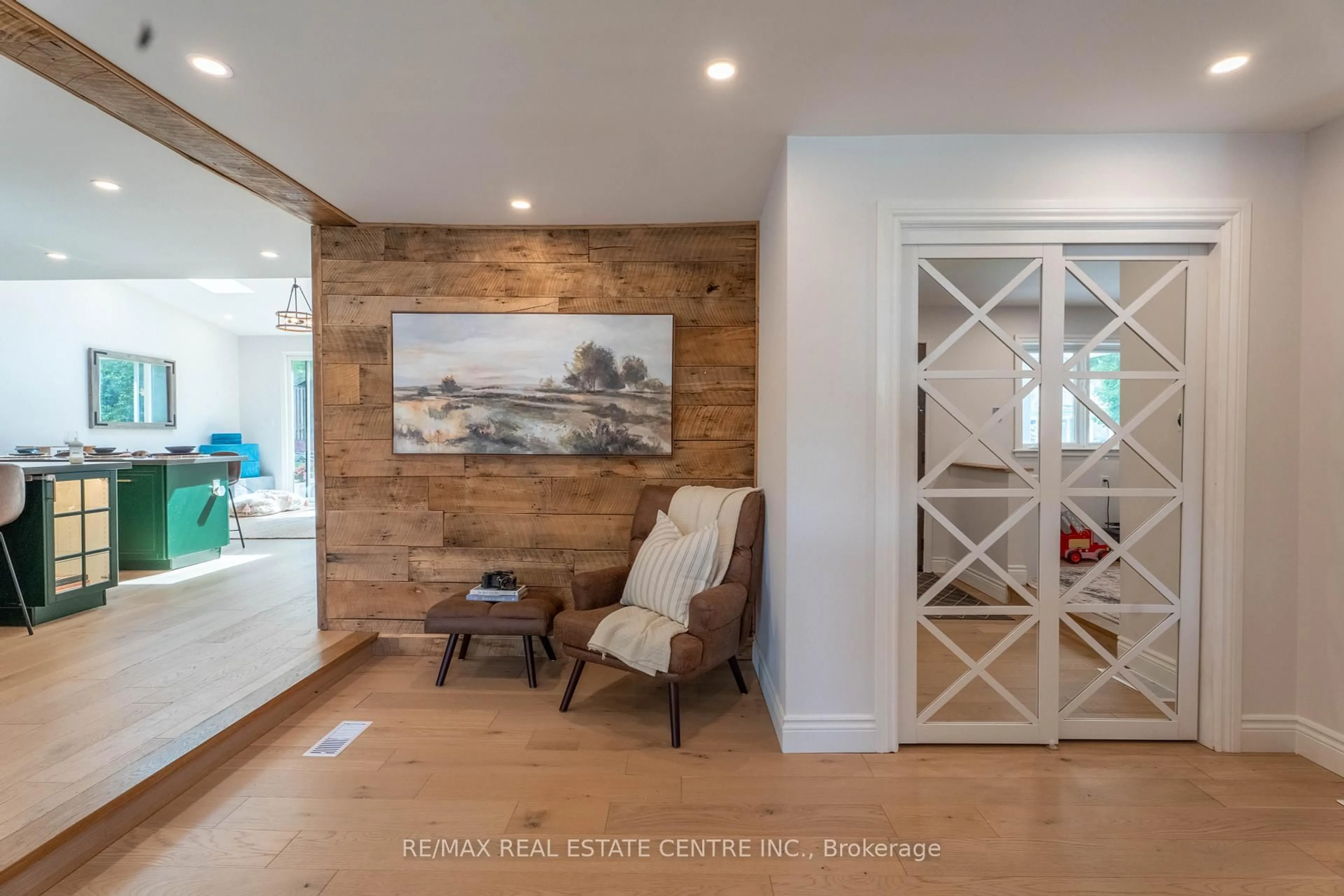 Indoor entryway for 50 Lorne St, Caledon Ontario L7C 1L4