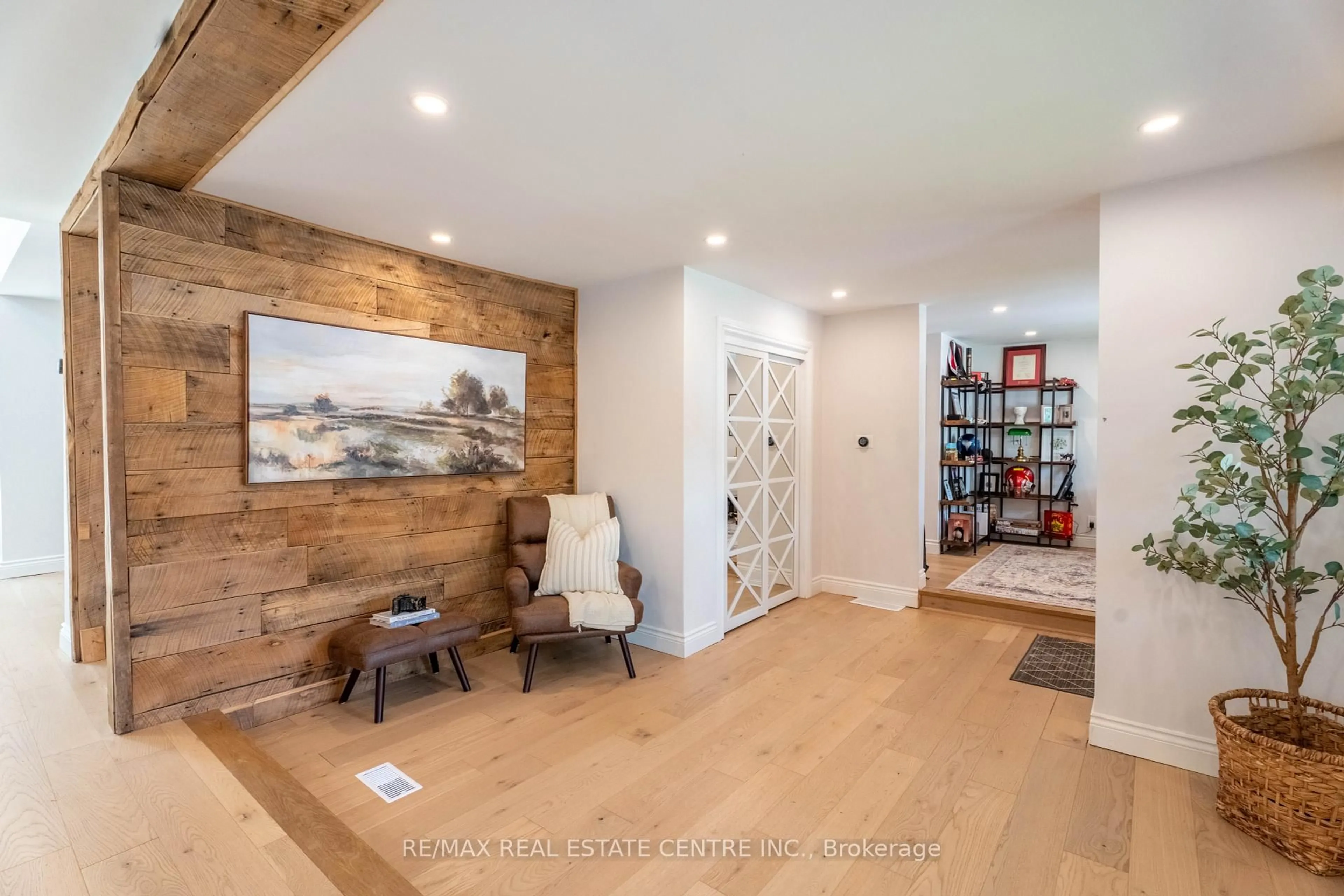 Indoor entryway for 50 Lorne St, Caledon Ontario L7C 1L4