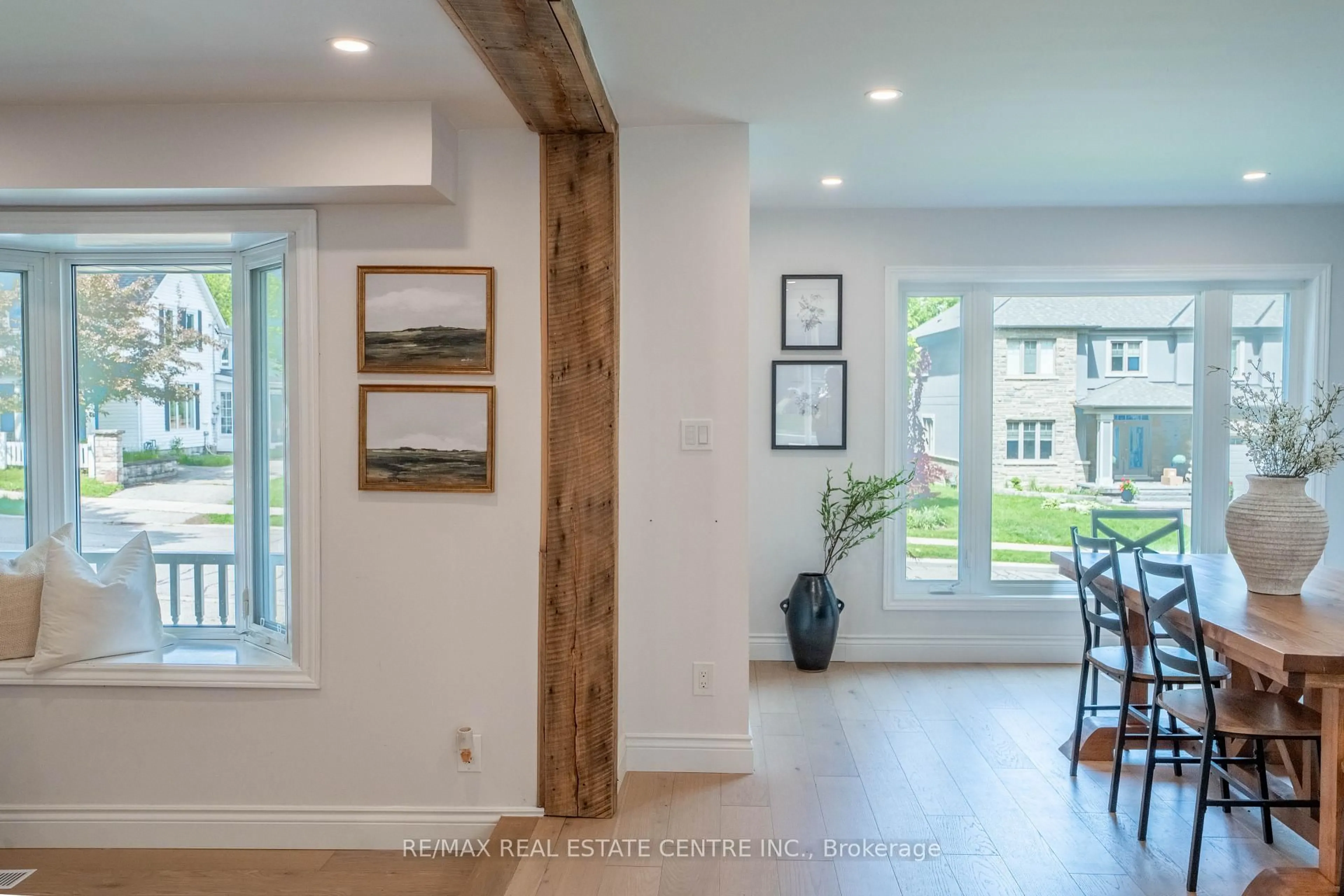 Indoor entryway for 50 Lorne St, Caledon Ontario L7C 1L4