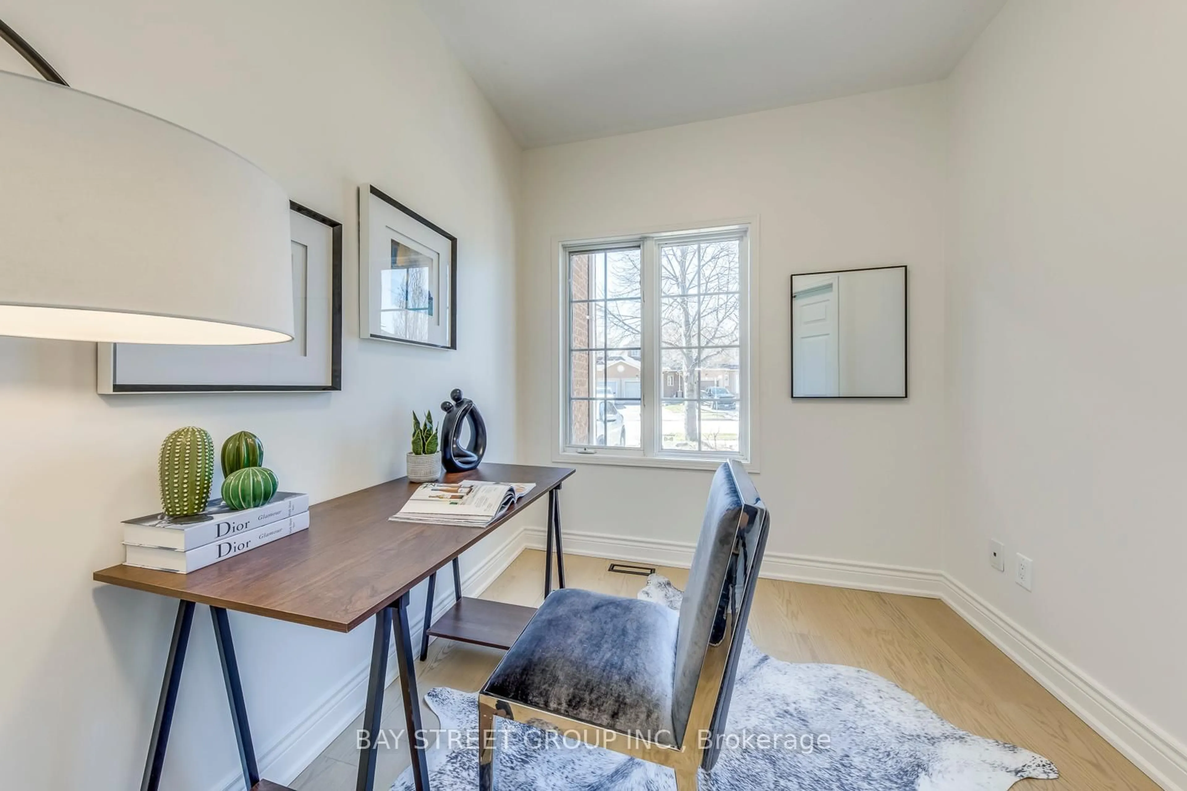 A pic of a room for 2323 Dalebrook Dr, Oakville Ontario L6H 6K3