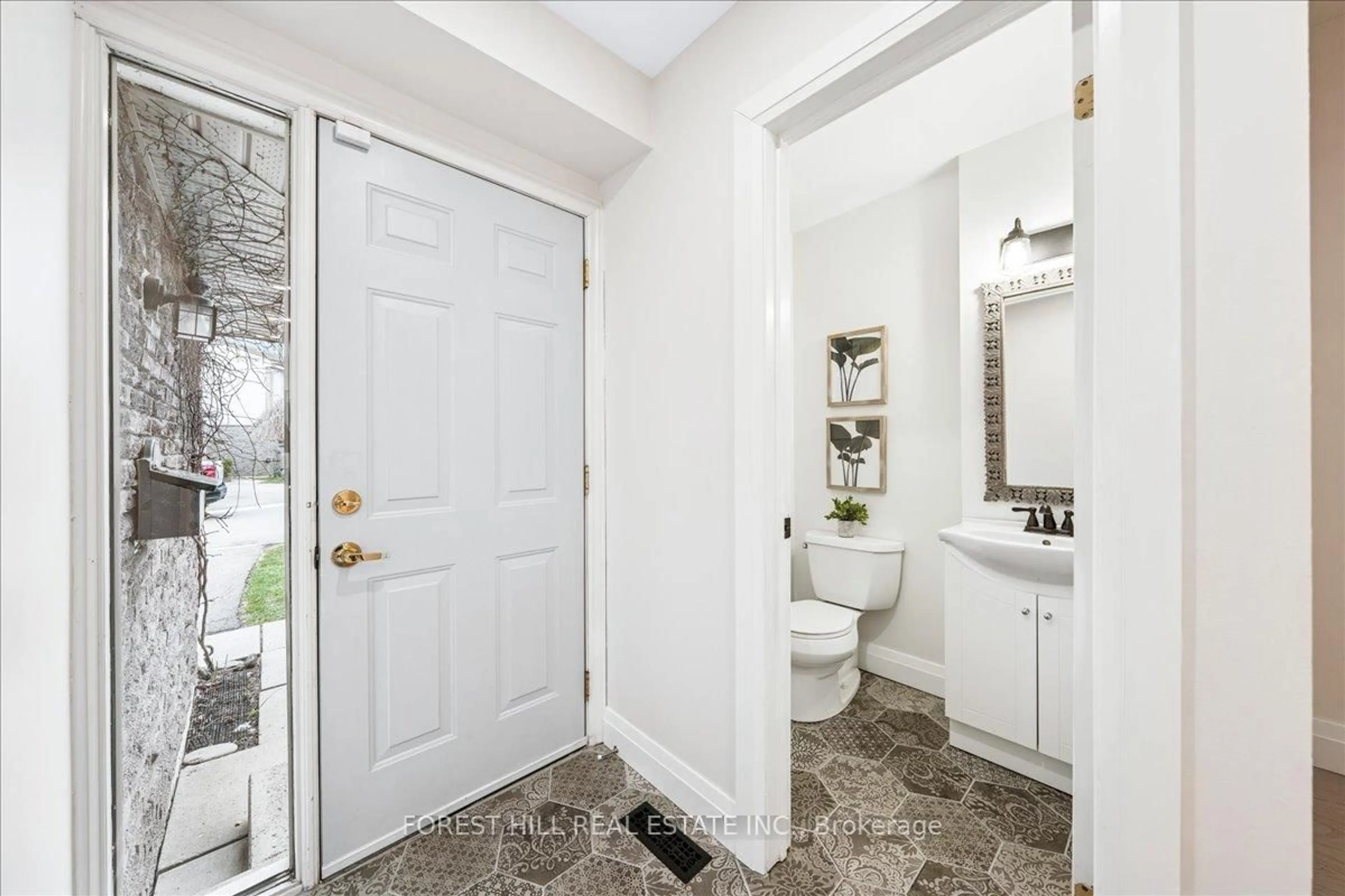 Standard bathroom, ceramic/tile floor for 5730 Montevideo Rd #29, Mississauga Ontario L5N 2M4