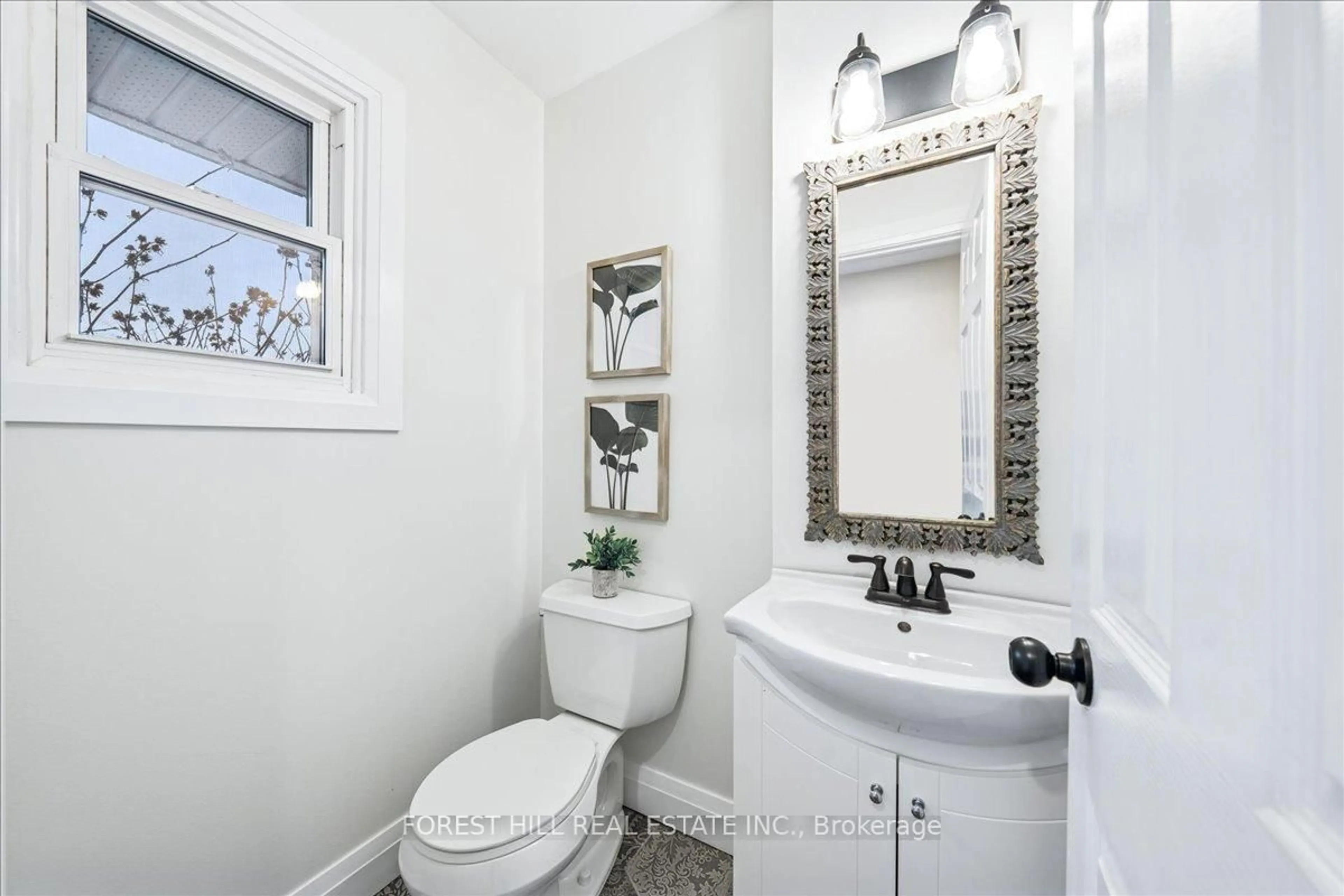 Standard bathroom, ceramic/tile floor for 5730 Montevideo Rd #29, Mississauga Ontario L5N 2M4