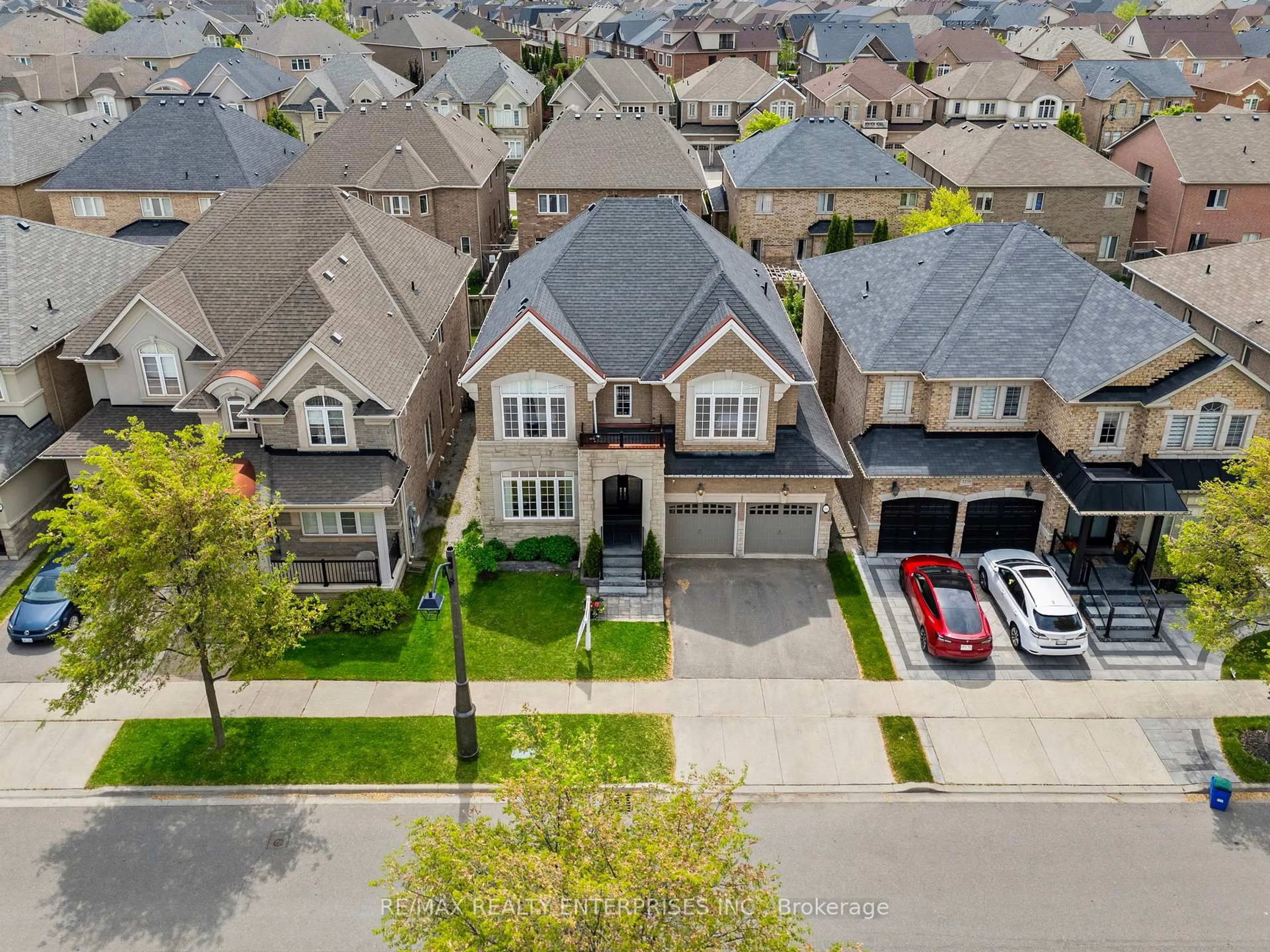 A pic from outside/outdoor area/front of a property/back of a property/a pic from drone, street for 3243 Larry Cres, Oakville Ontario L6M 0S8