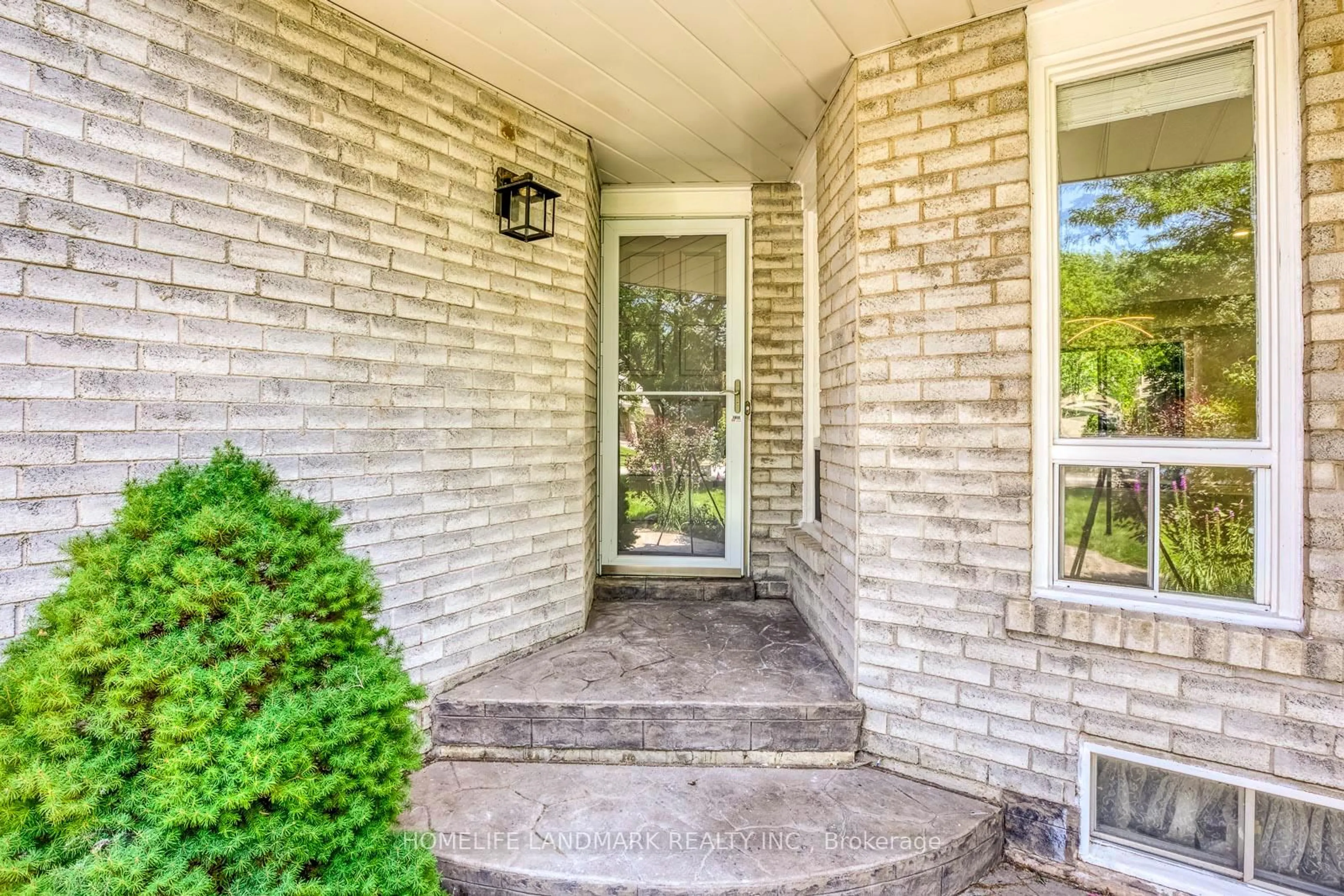 Indoor entryway for 1112 Montgomery Dr, Oakville Ontario L6M 1G1