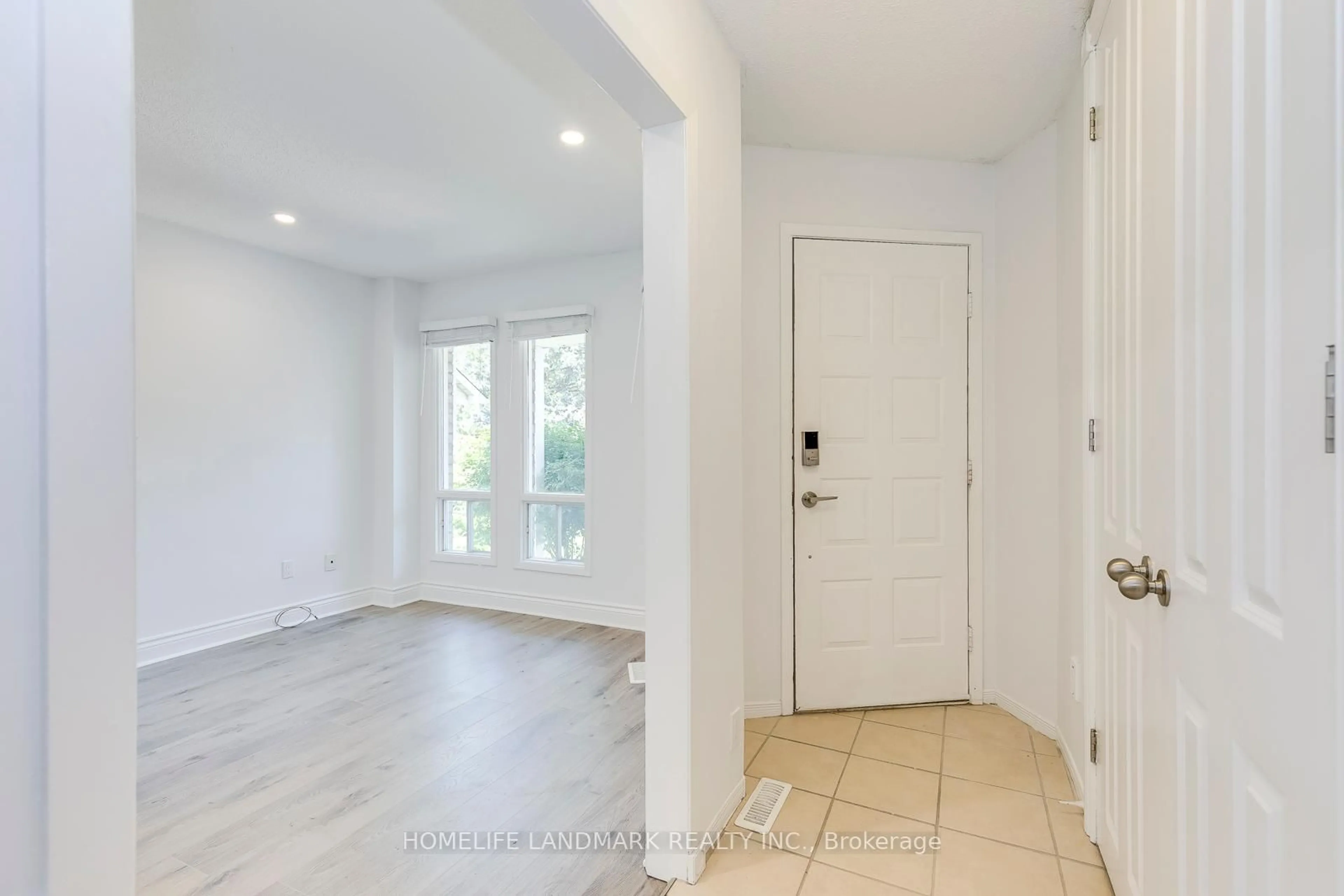 Indoor entryway for 1112 Montgomery Dr, Oakville Ontario L6M 1G1