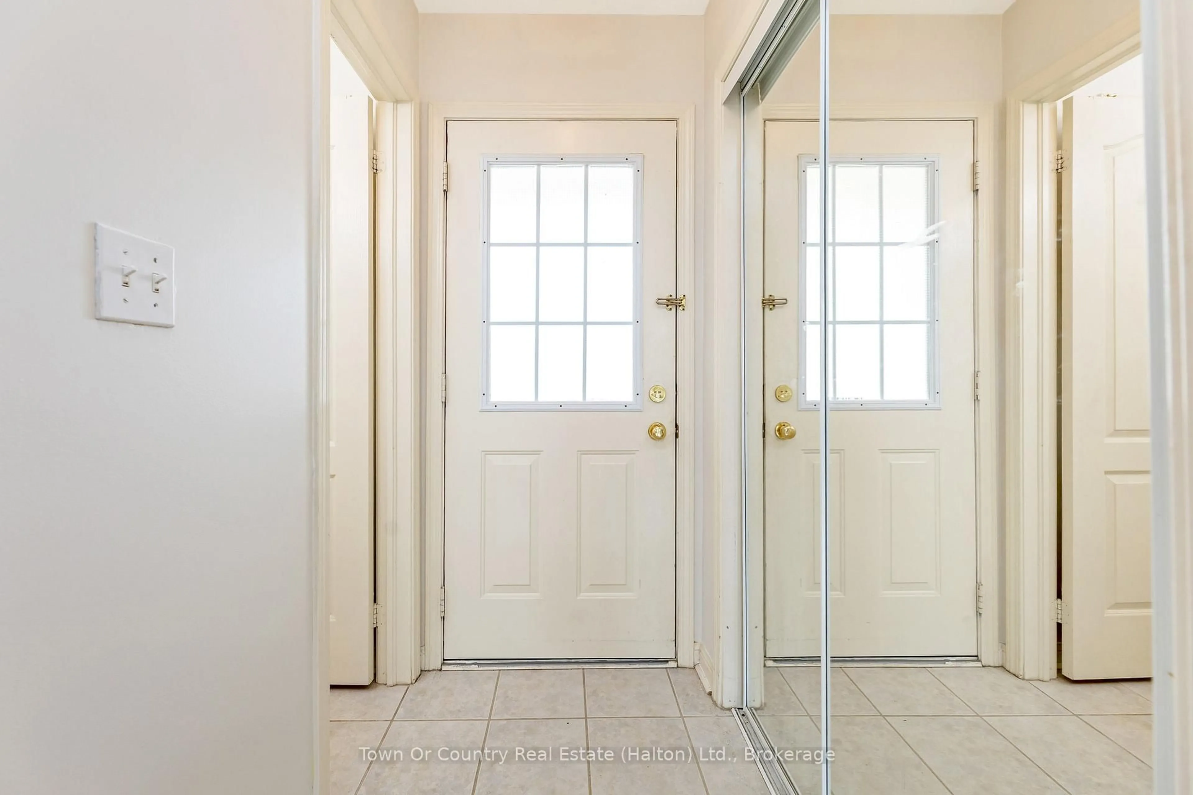 Indoor entryway for 416 Patterson Dr, Milton Ontario L9T 5N4