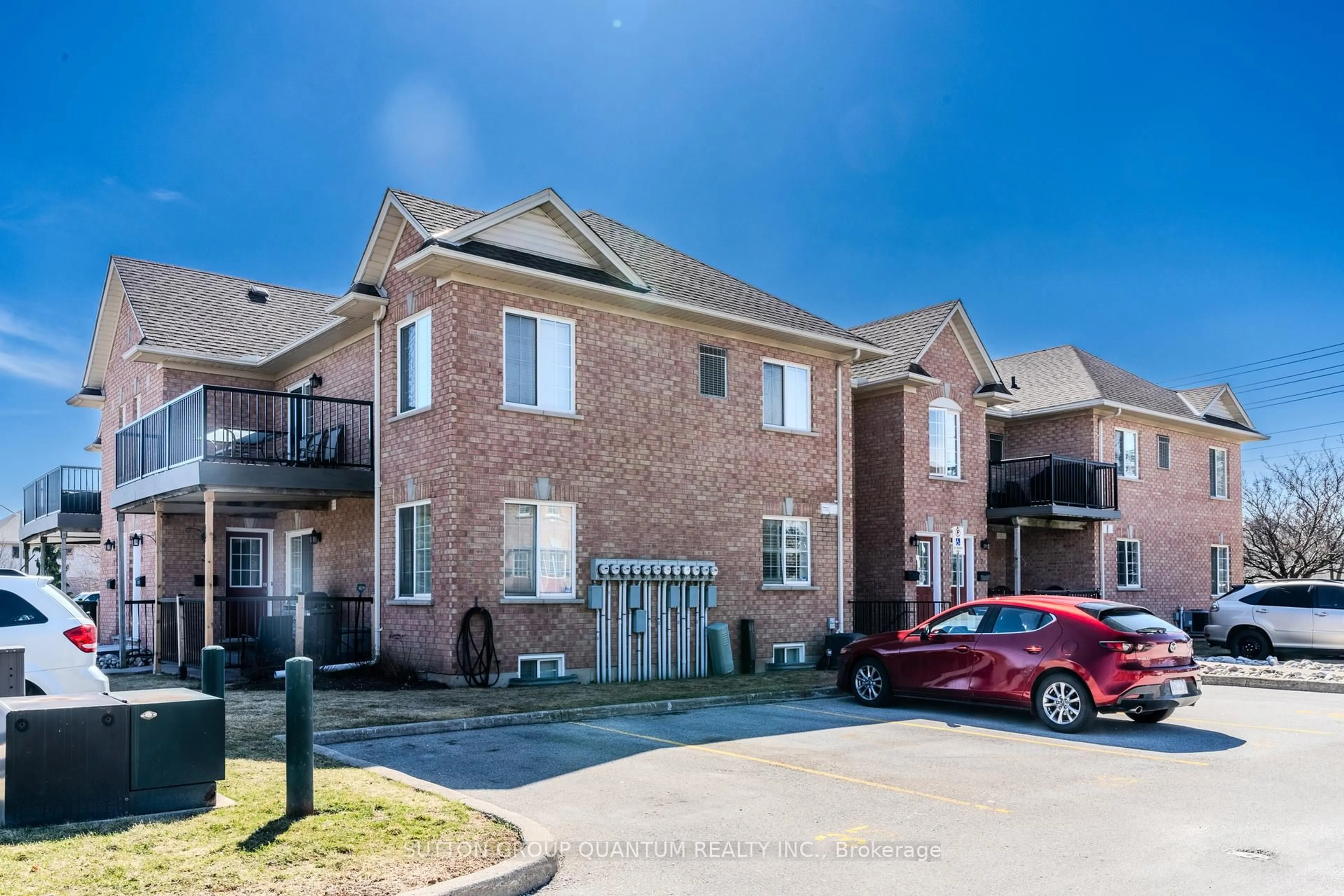 A pic from outside/outdoor area/front of a property/back of a property/a pic from drone, street for 2333 Walker's Line #8, Burlington Ontario L7M 4T1