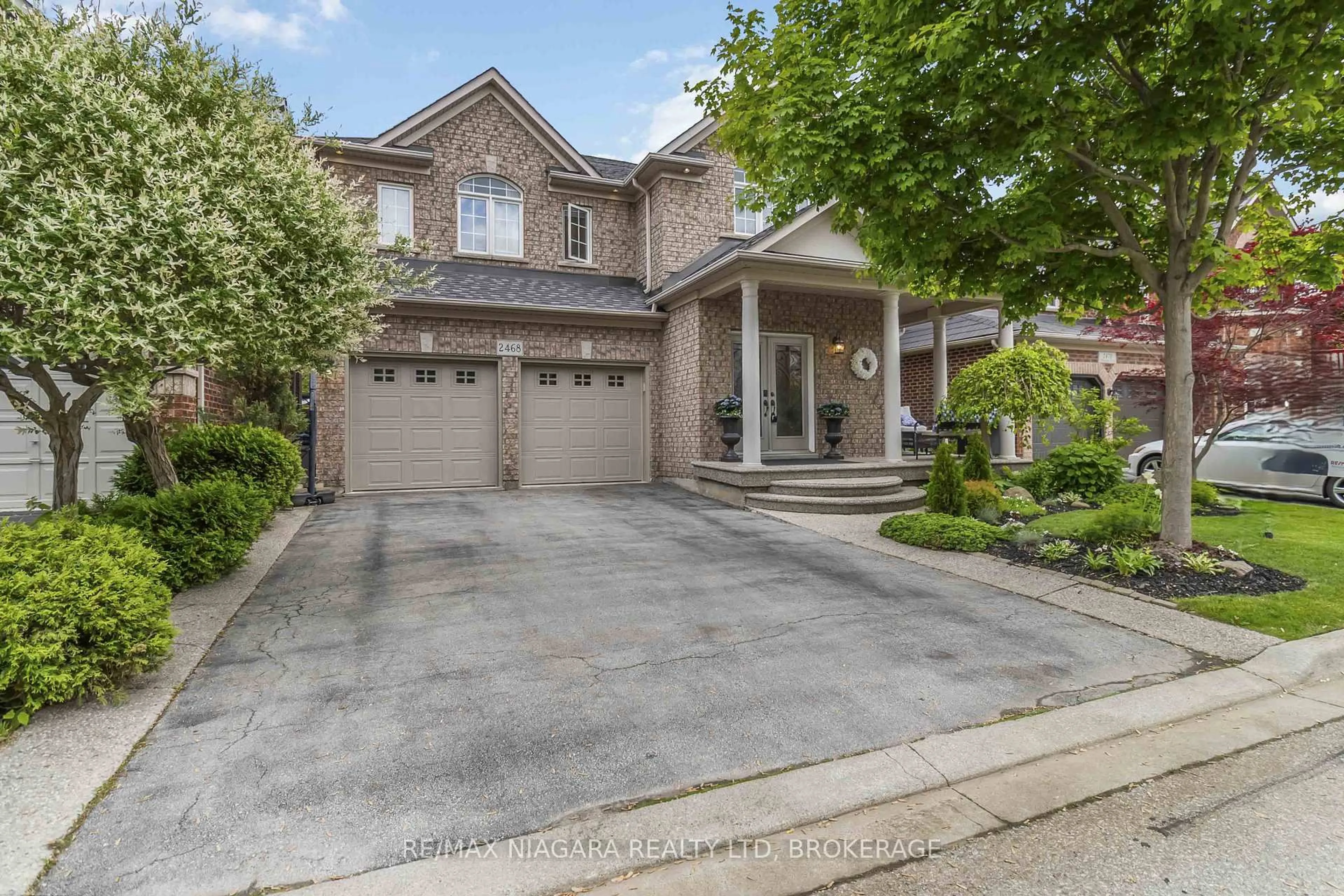 Home with brick exterior material, street for 2468 Whitehorn Dr, Burlington Ontario L7L 7M7