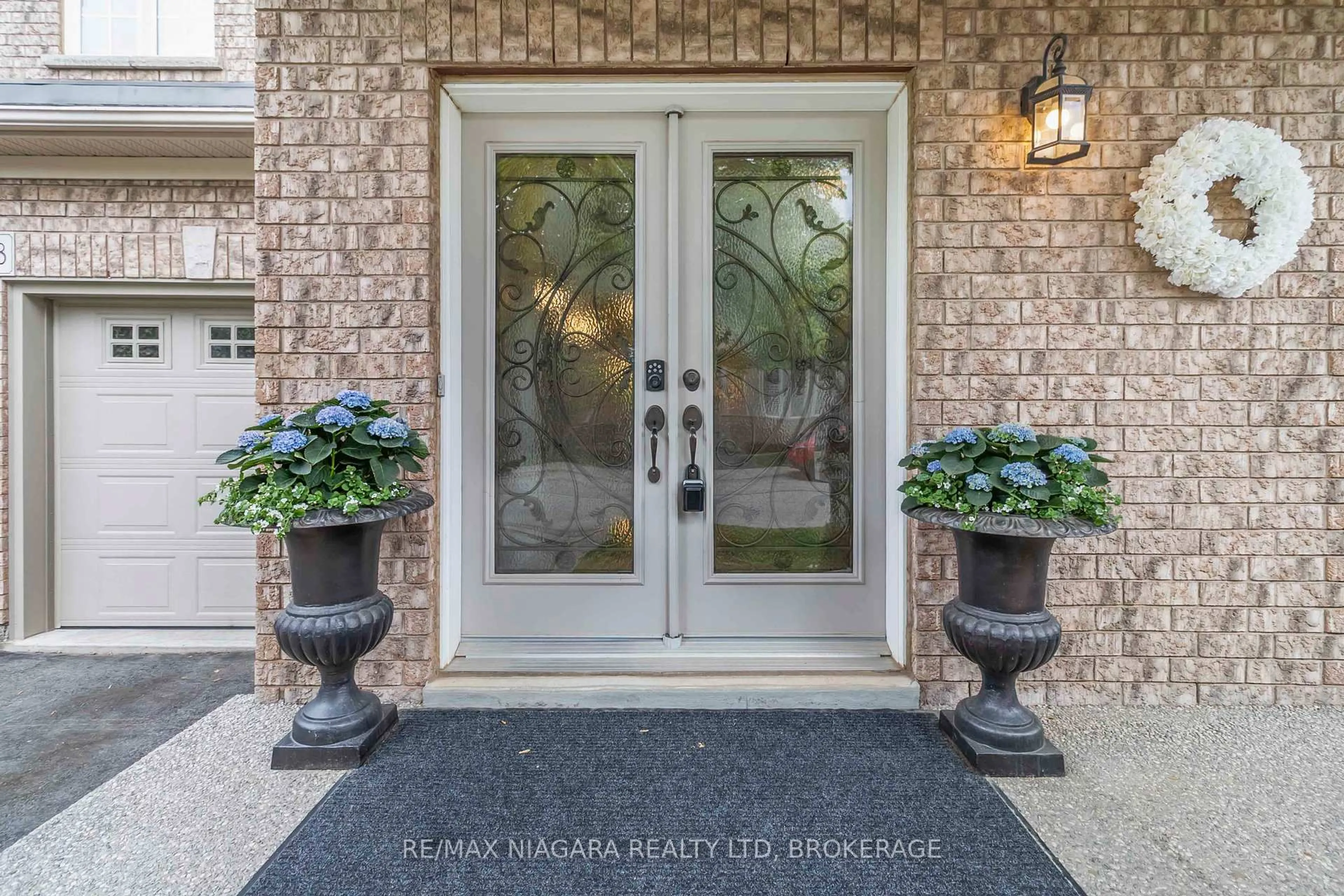 Indoor entryway for 2468 Whitehorn Dr, Burlington Ontario L7L 7M7