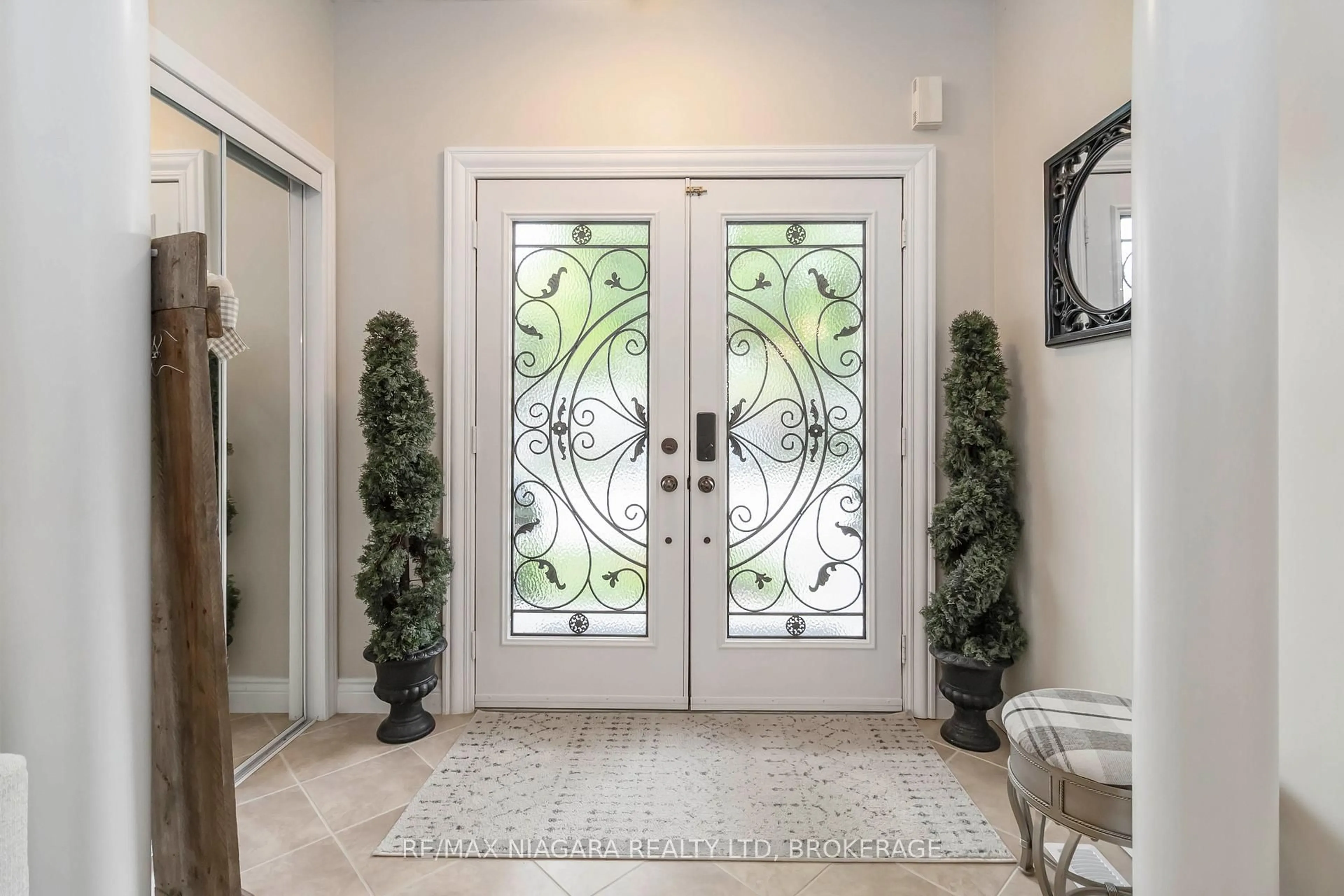 Indoor entryway for 2468 Whitehorn Dr, Burlington Ontario L7L 7M7